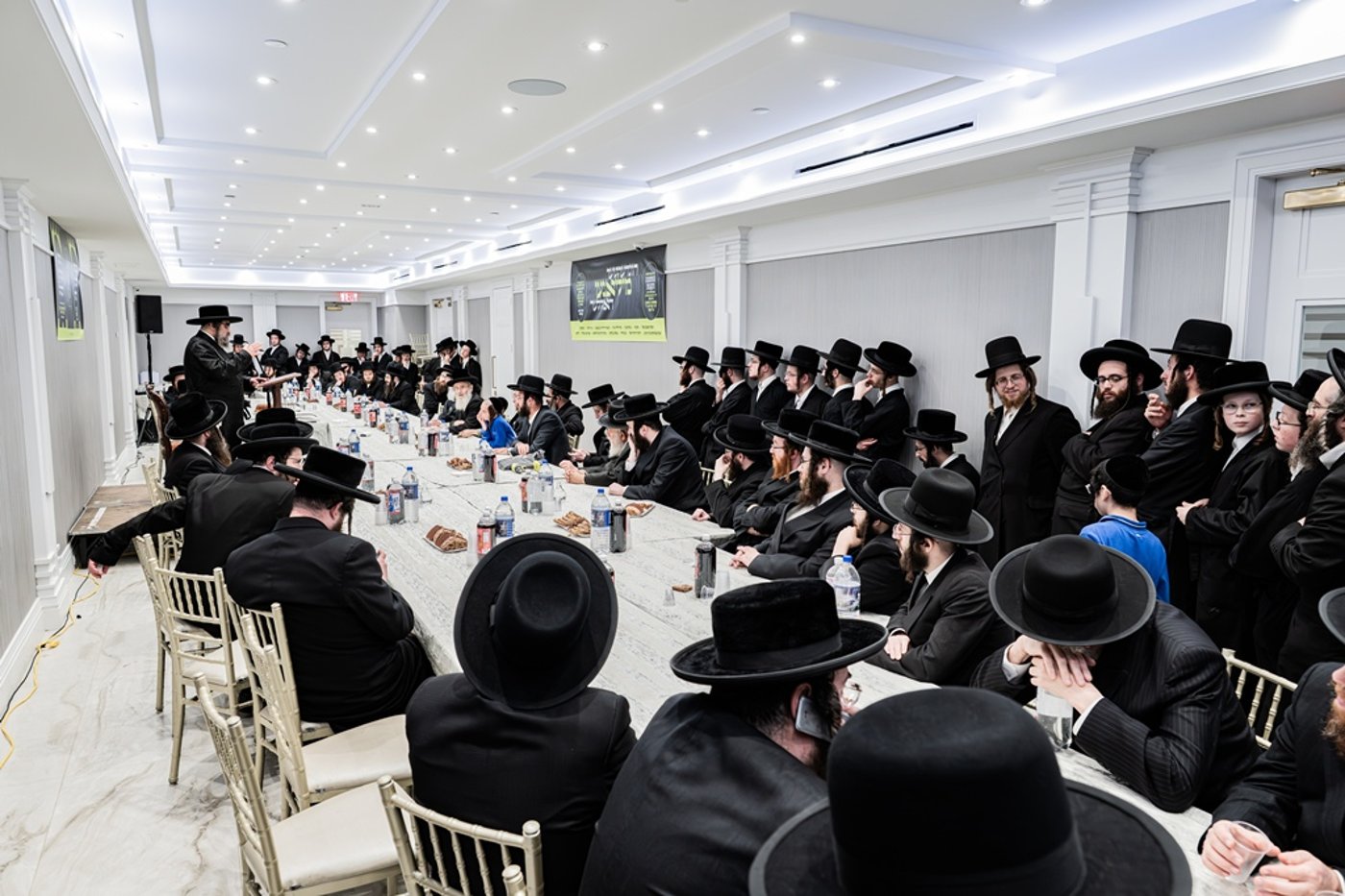 קביעת מזוזות לאולם החסד בסאטמר
