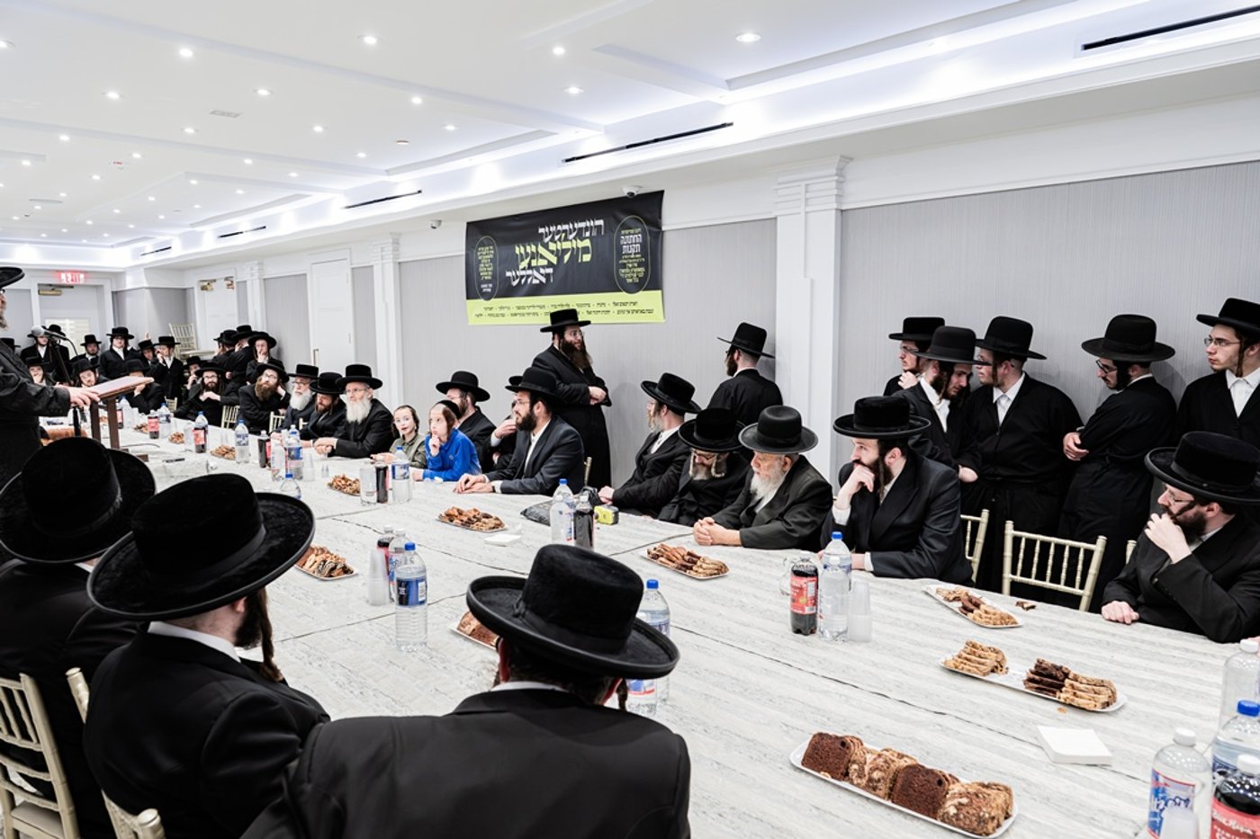 קביעת מזוזות לאולם החסד בסאטמר