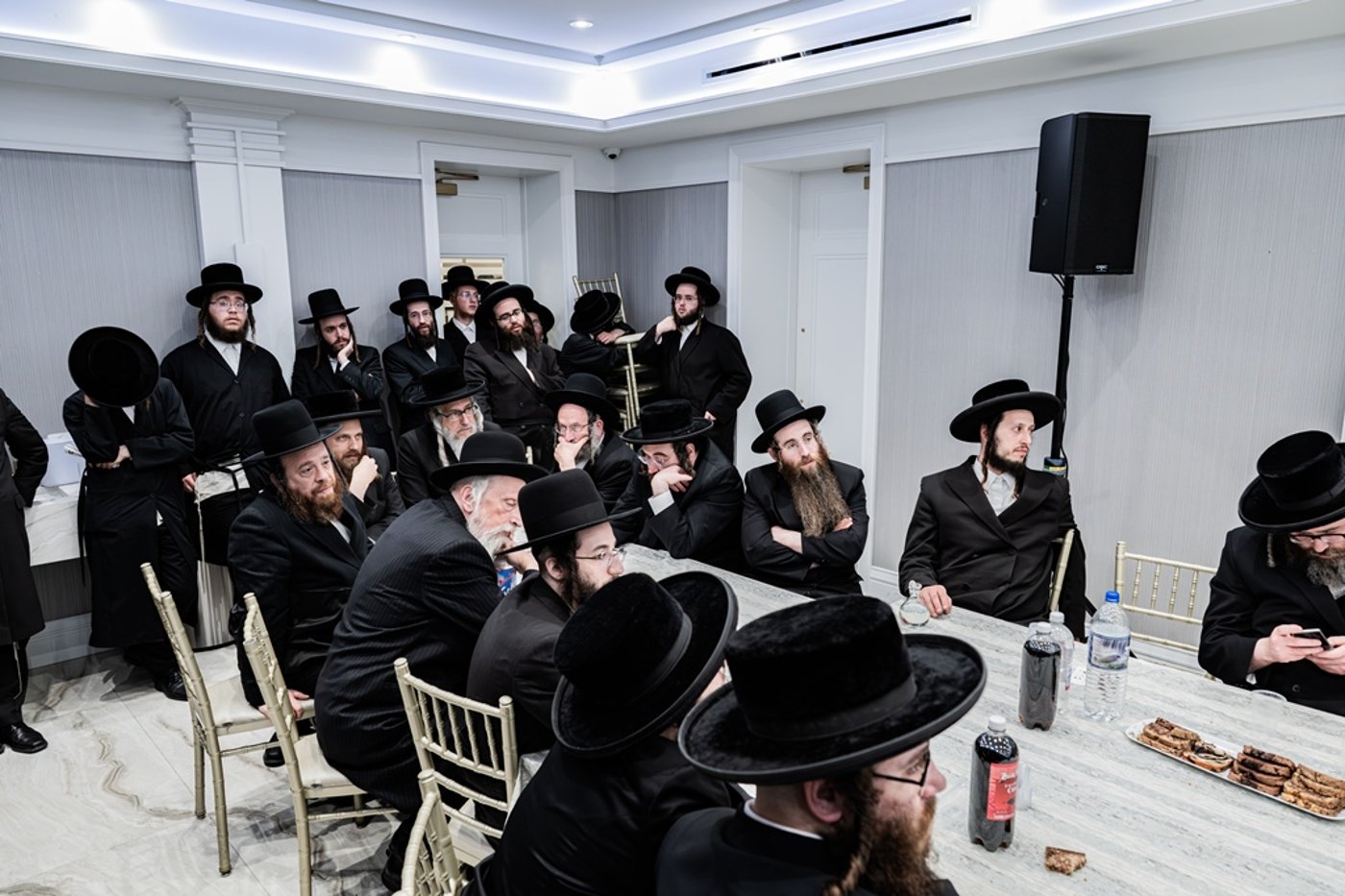 קביעת מזוזות לאולם החסד בסאטמר