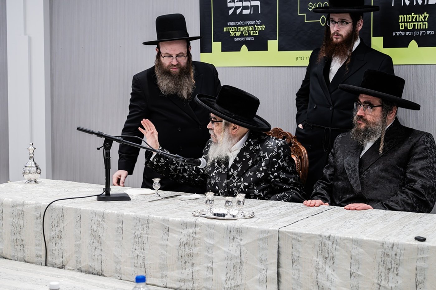 קביעת מזוזות לאולם החסד בסאטמר