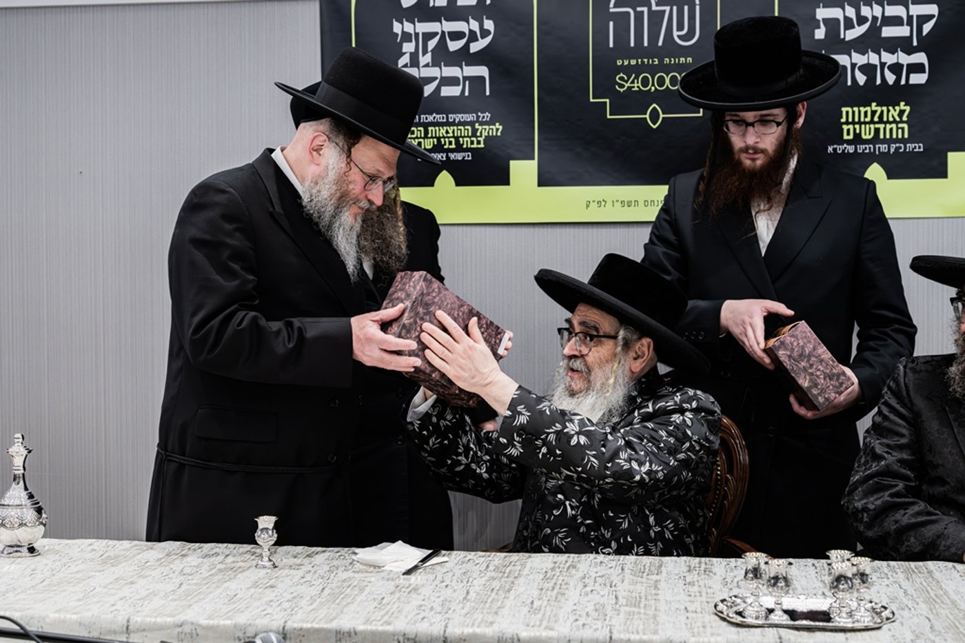 קביעת מזוזות לאולם החסד בסאטמר