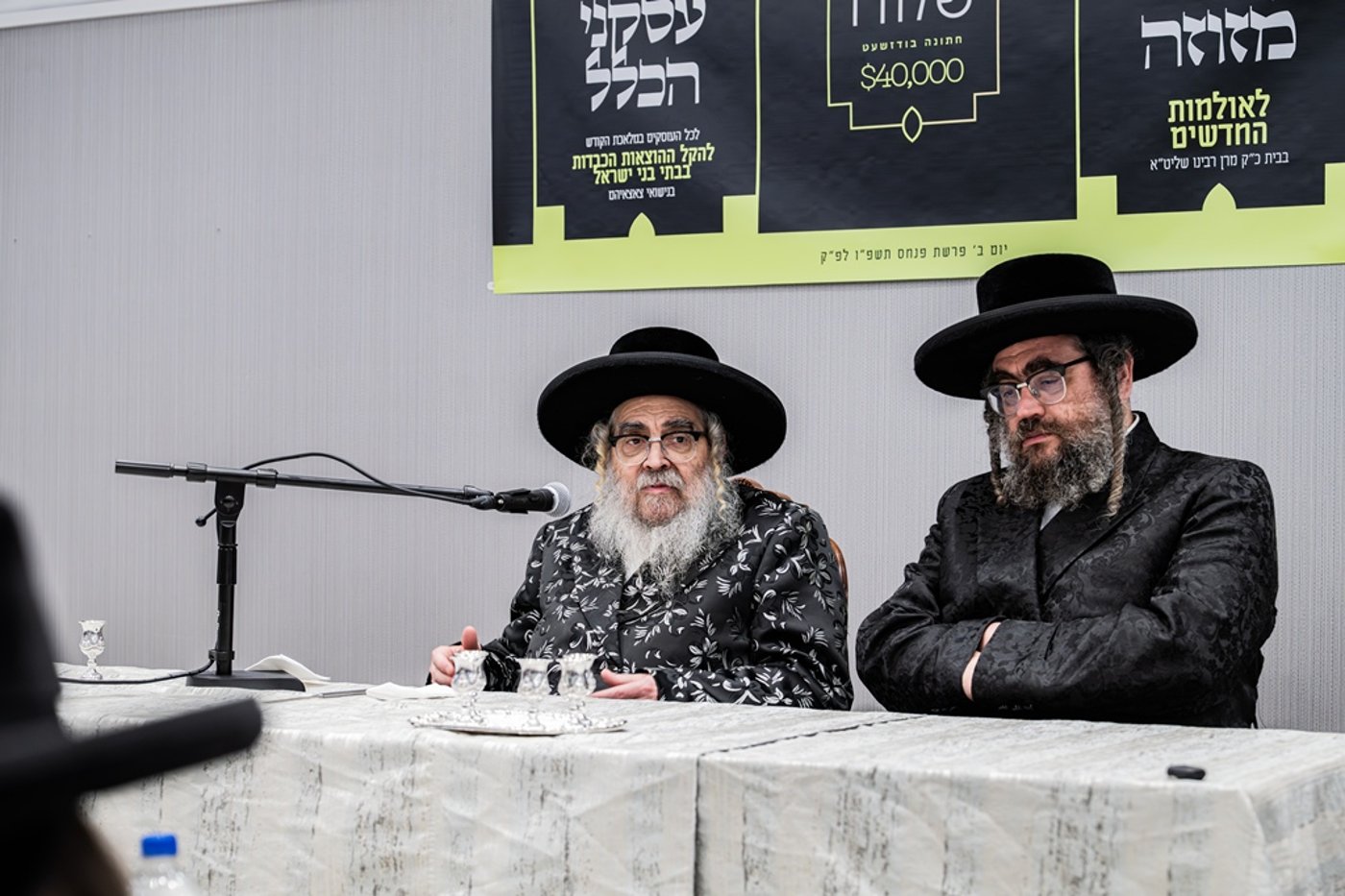 קביעת מזוזות לאולם החסד בסאטמר