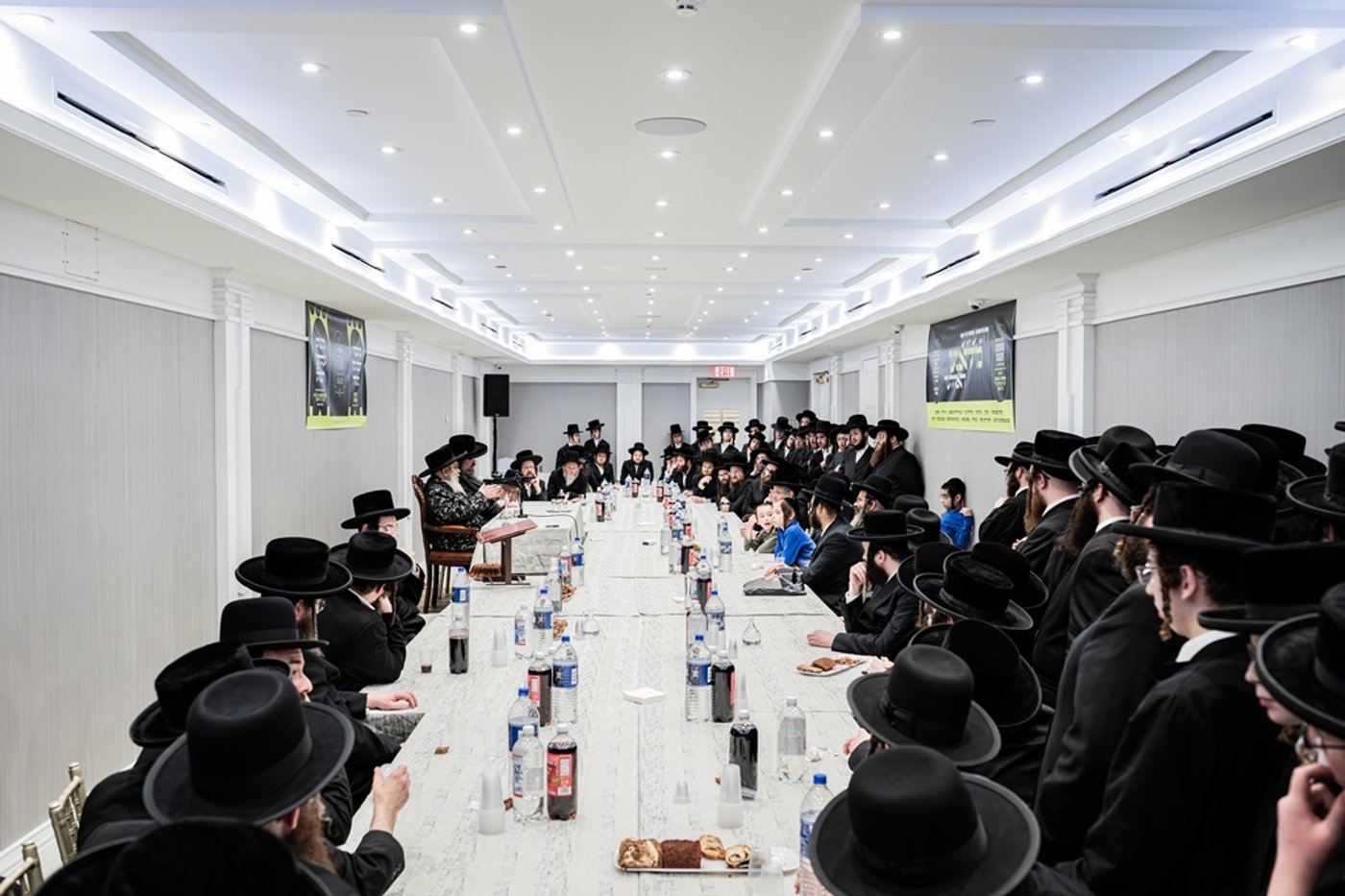 קביעת מזוזות לאולם החסד בסאטמר