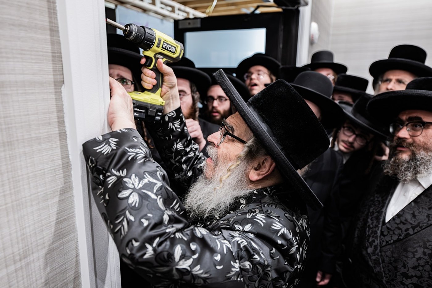 קביעת מזוזות לאולם החסד בסאטמר