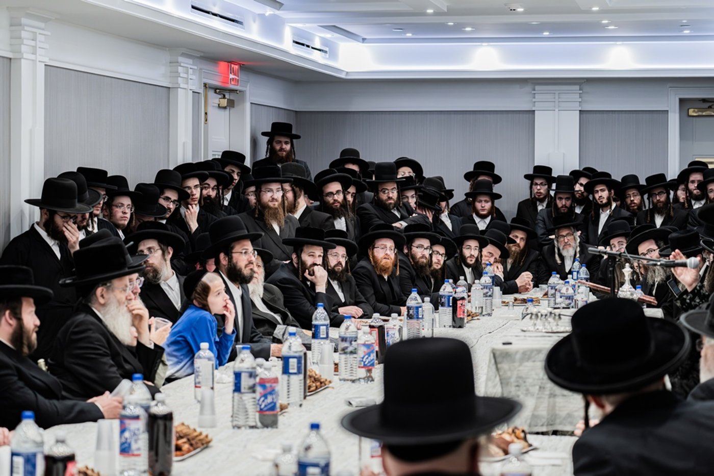 קביעת מזוזות לאולם החסד בסאטמר
