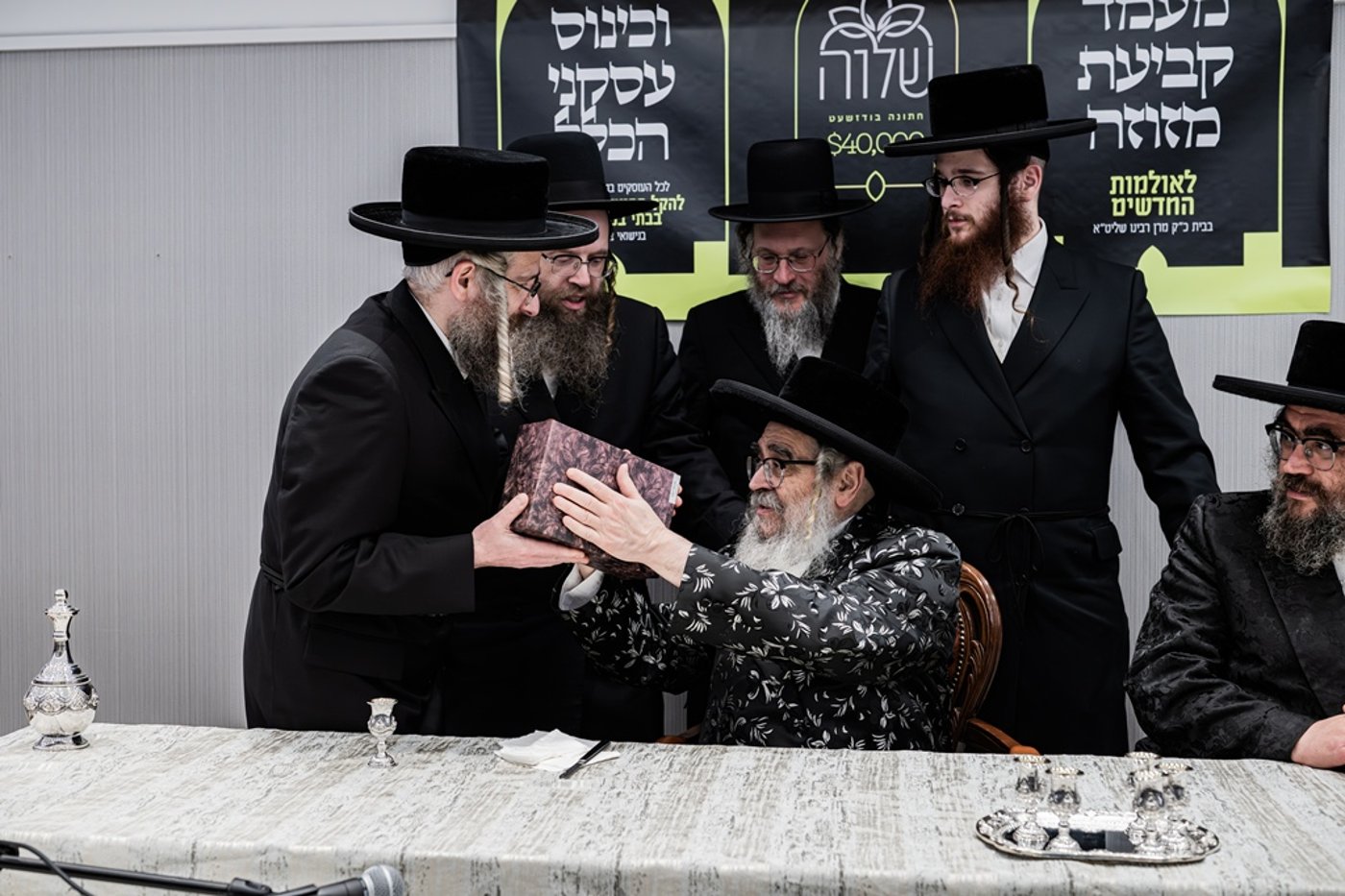קביעת מזוזות לאולם החסד בסאטמר