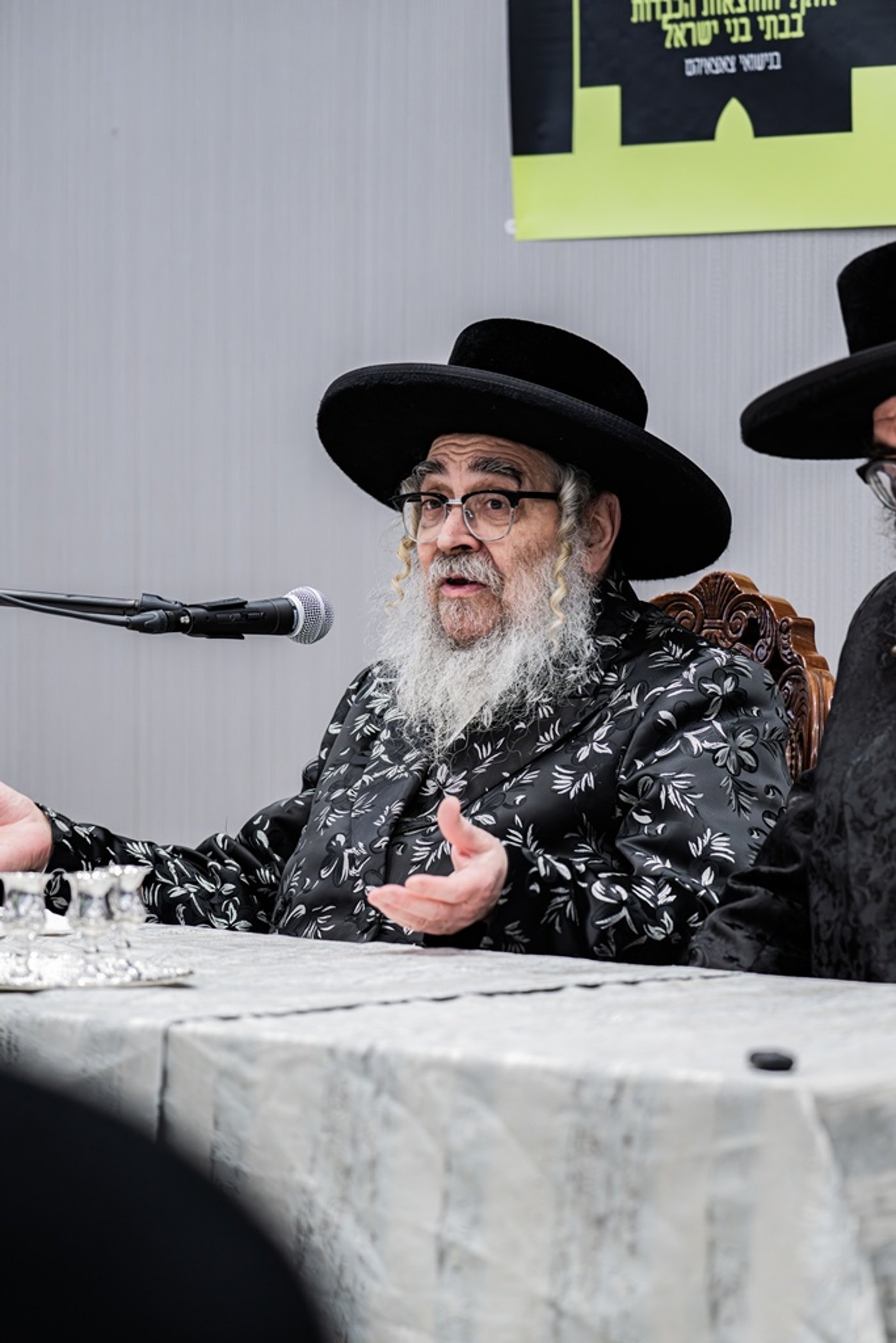 קביעת מזוזות לאולם החסד בסאטמר