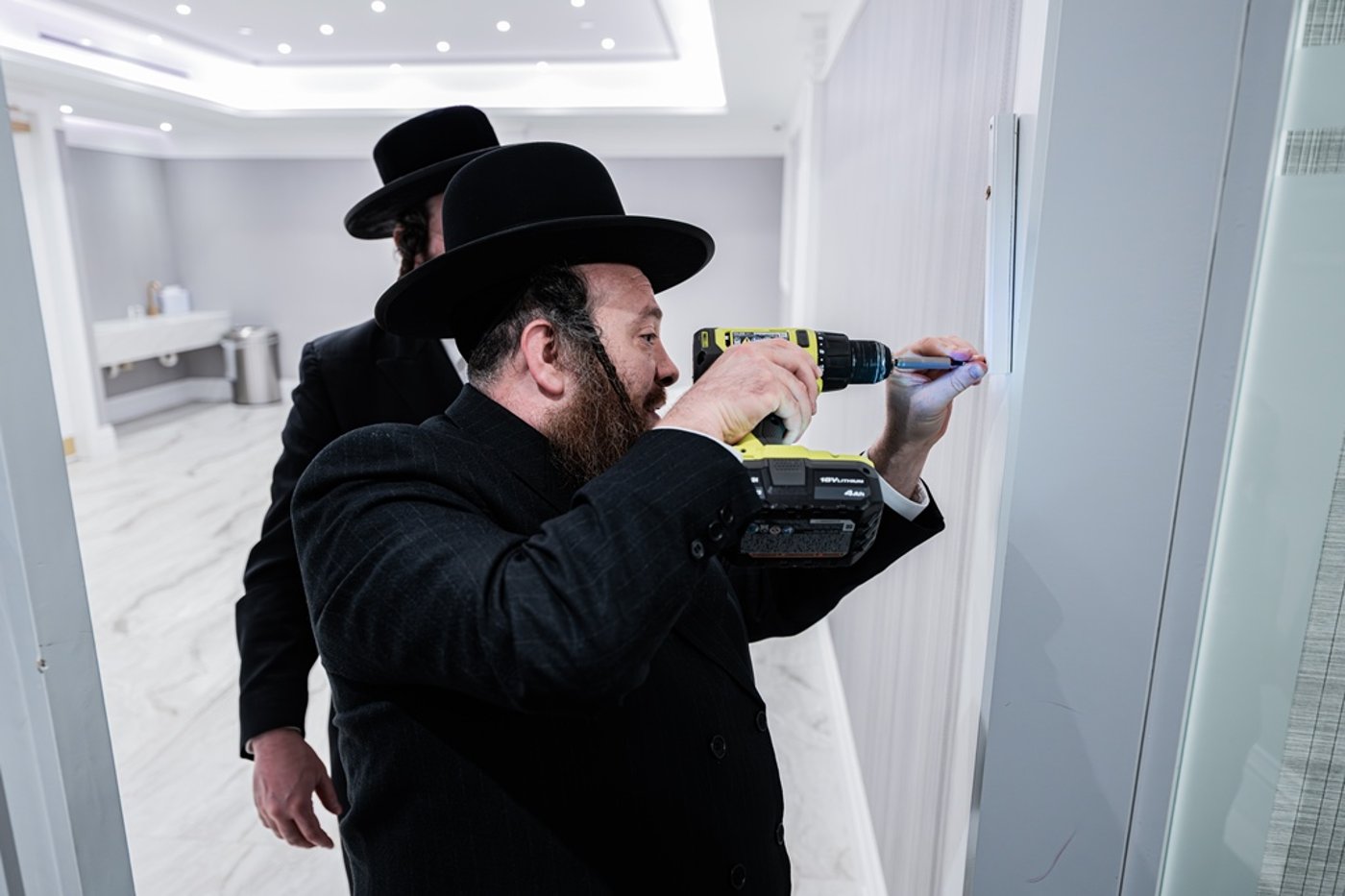 קביעת מזוזות לאולם החסד בסאטמר