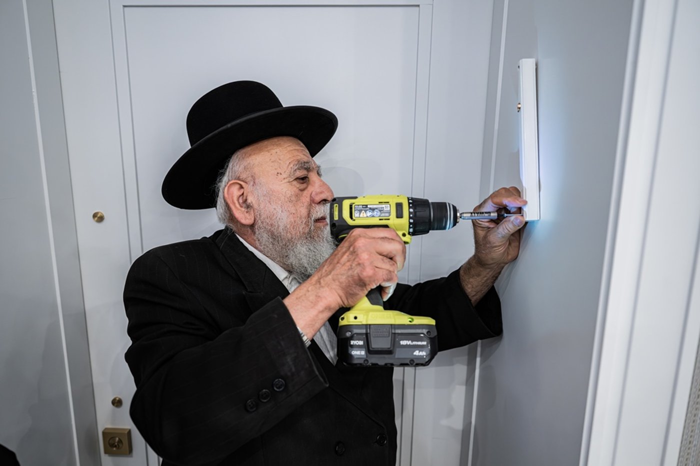 קביעת מזוזות לאולם החסד בסאטמר