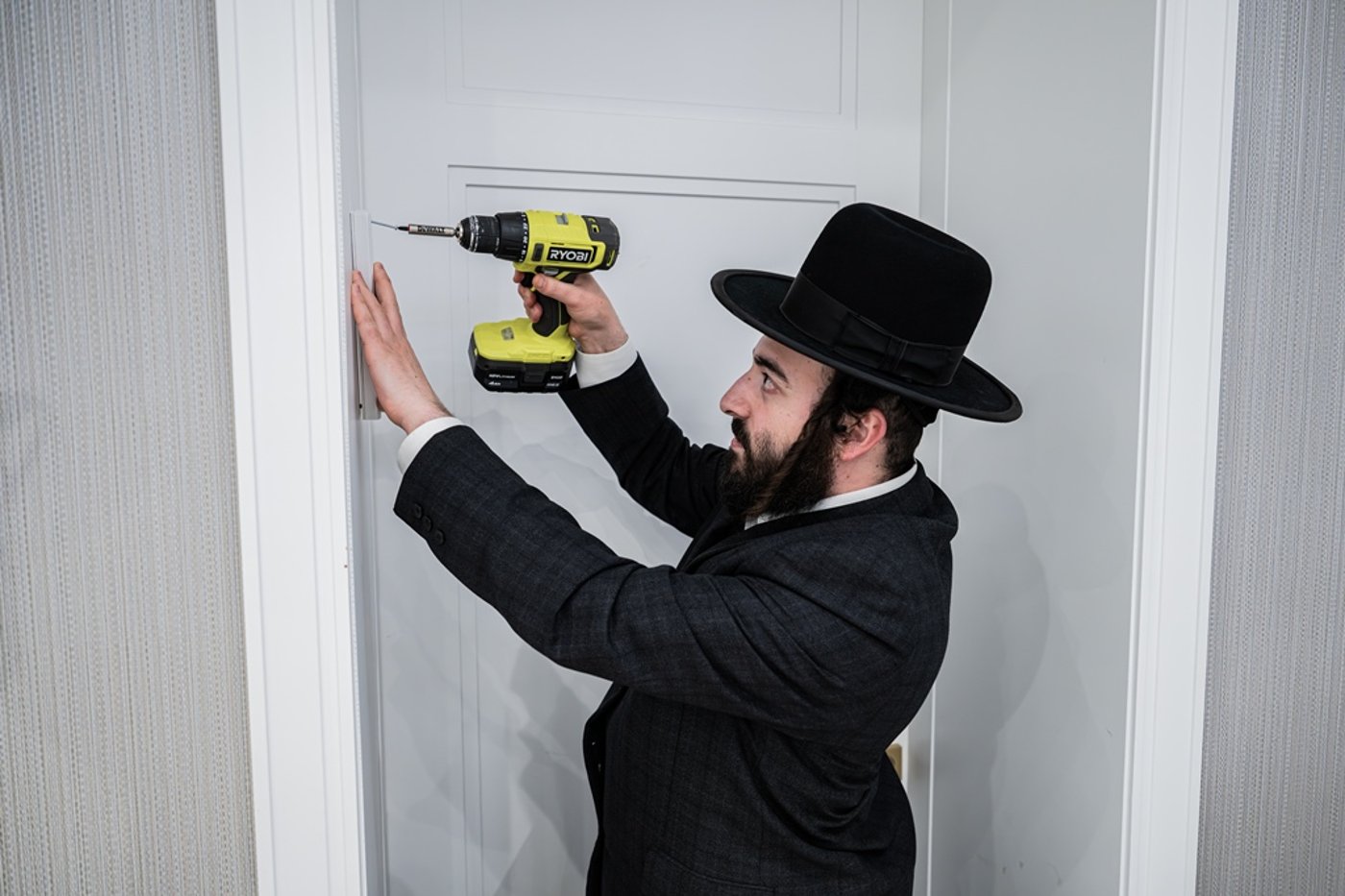 קביעת מזוזות לאולם החסד בסאטמר