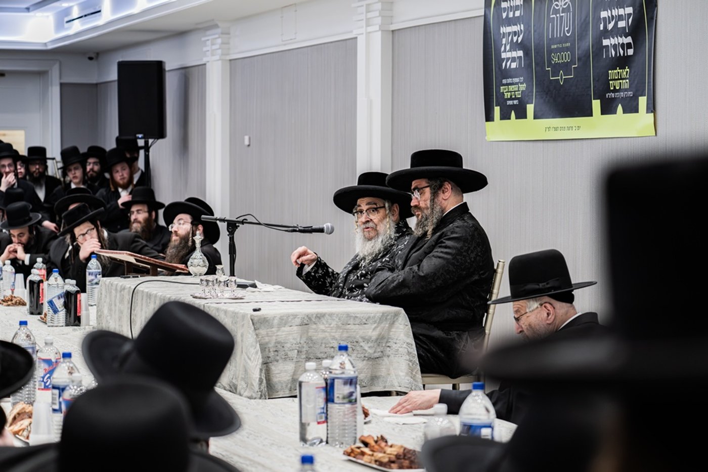 קביעת מזוזות לאולם החסד בסאטמר