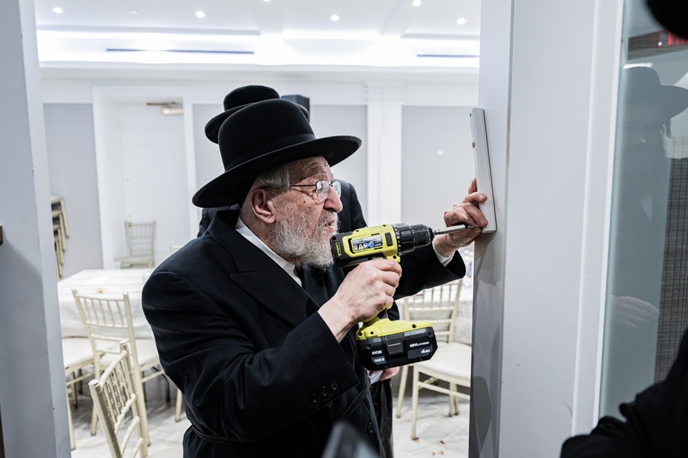 קביעת מזוזות לאולם החסד בסאטמר