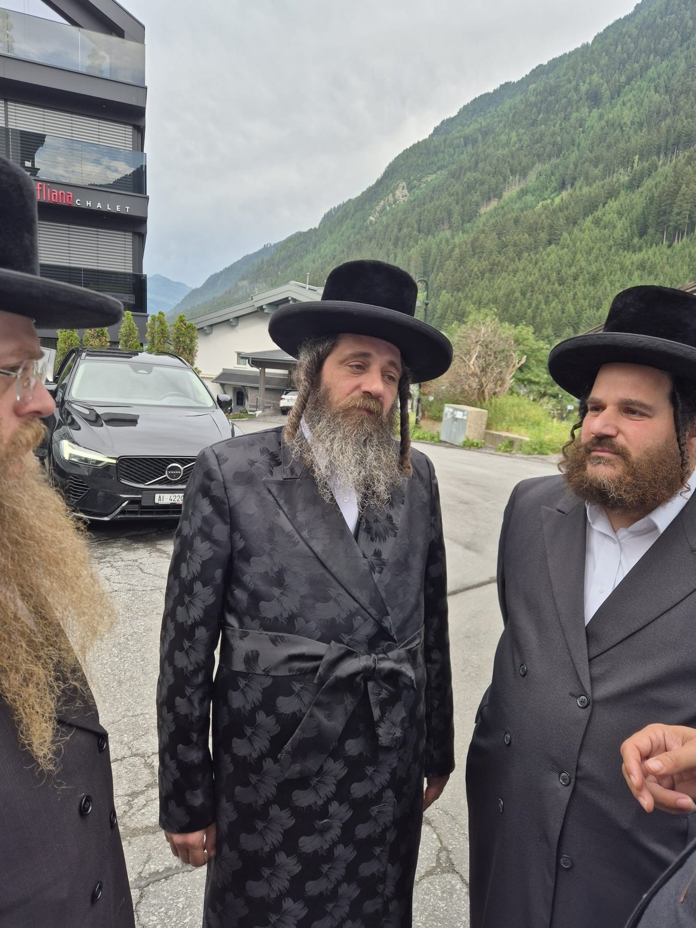 האדמו"ר מפיטסבורג בנאות דשא באוסטריה