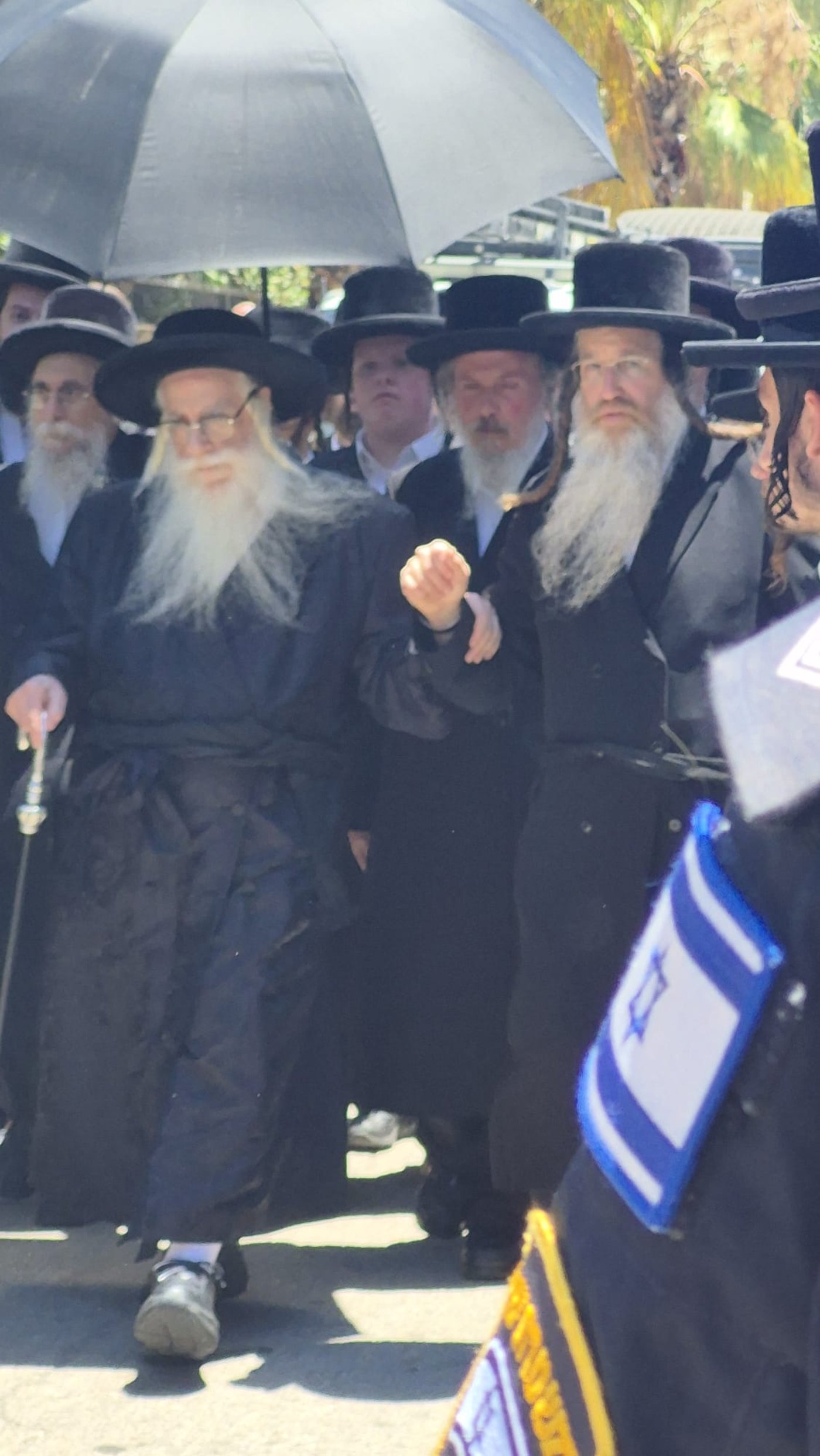 האדמו"ר מצאנז בהלוויית רבי עמוס גואטה זצ"ל