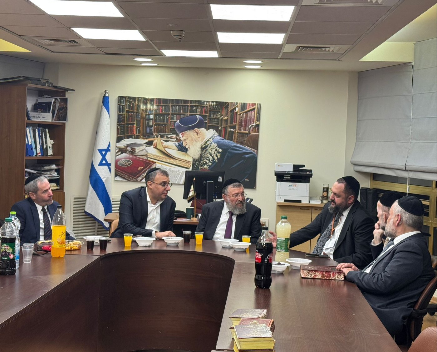 הרב איסייב עם חברי הכנסת של ש"ס ויהדות התורה | ארכיון