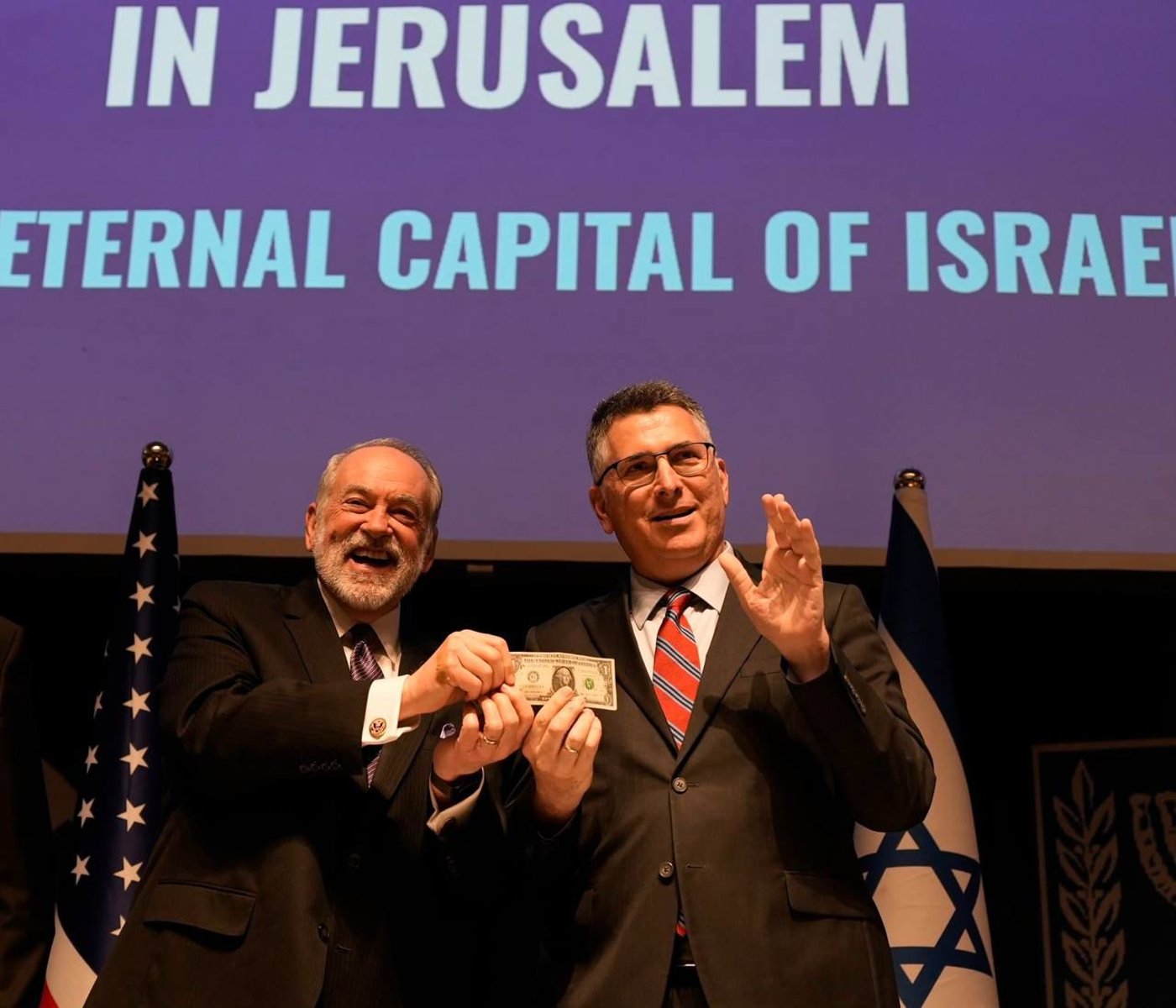 מייק האקבי וגדעון סער