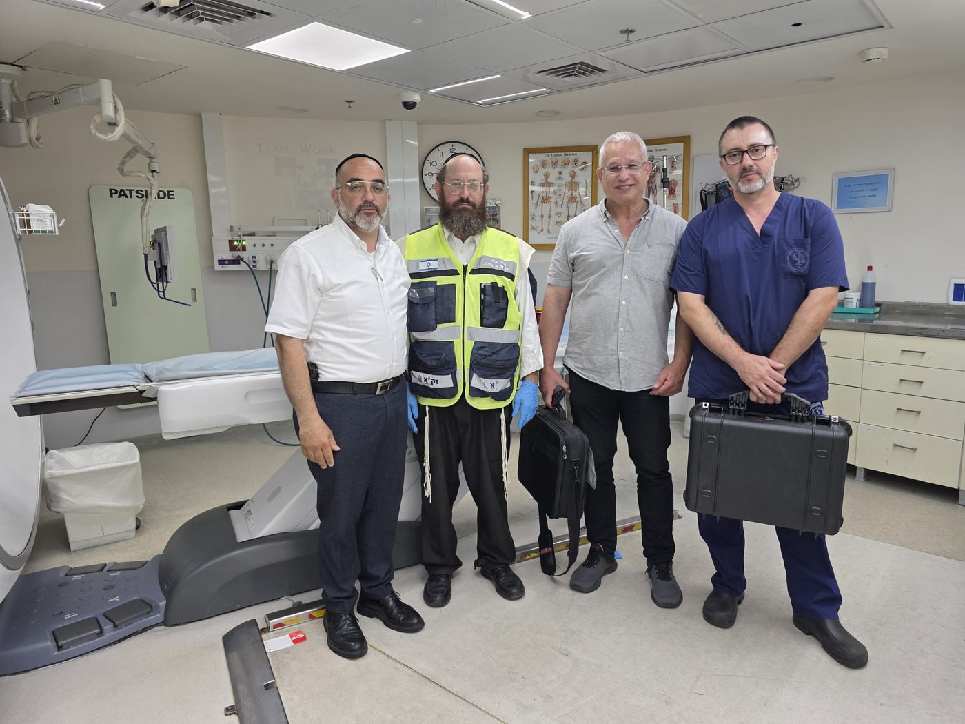 יו"ר זק"א ת"א בנתניה משה ברבר עם צוות המכון לרפואה משפטית בבית החולים לניאדו