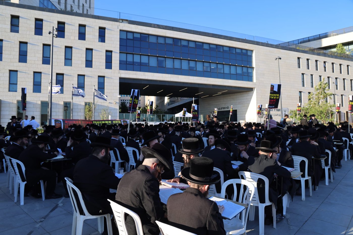 עם גמרות, חברותות ושלטים: הפגנת ויז'ניץ מרכז מול משרד היועמ"שית 