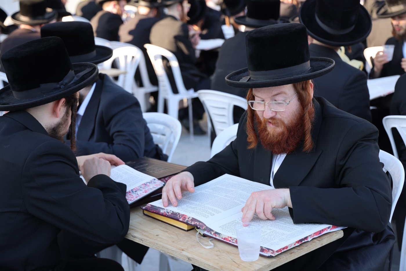 עם גמרות, חברותות ושלטים: הפגנת ויז'ניץ מרכז מול משרד היועמ"שית 