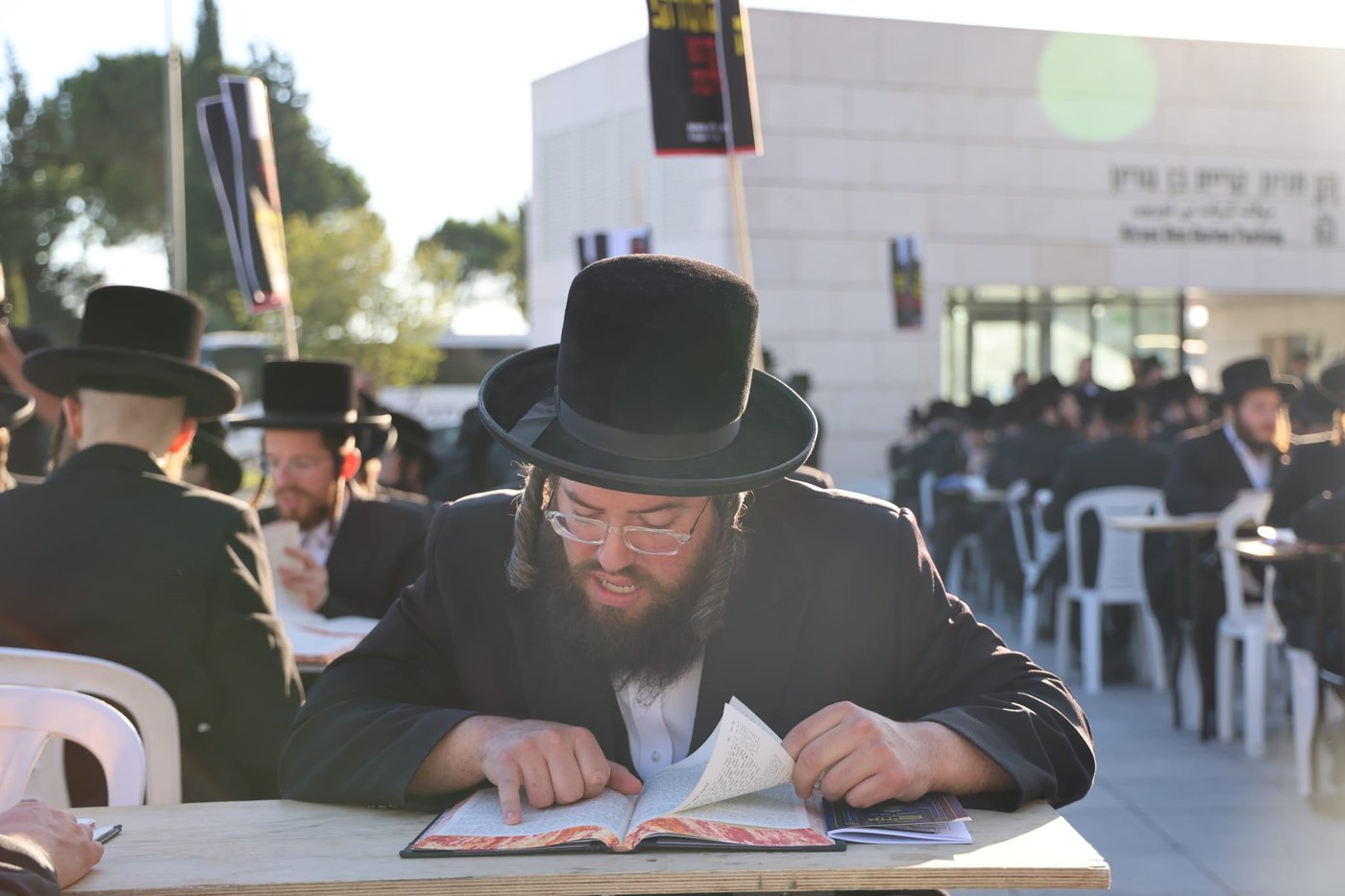עם גמרות, חברותות ושלטים: הפגנת ויז'ניץ מרכז מול משרד היועמ"שית 