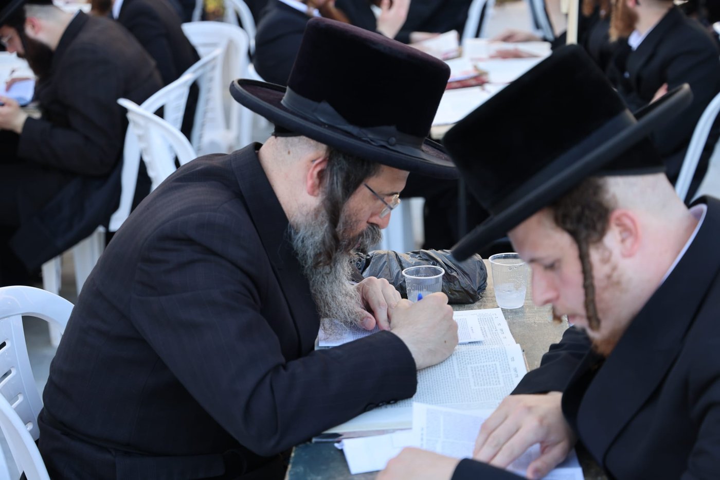 עם גמרות, חברותות ושלטים: הפגנת ויז'ניץ מרכז מול משרד היועמ"שית 