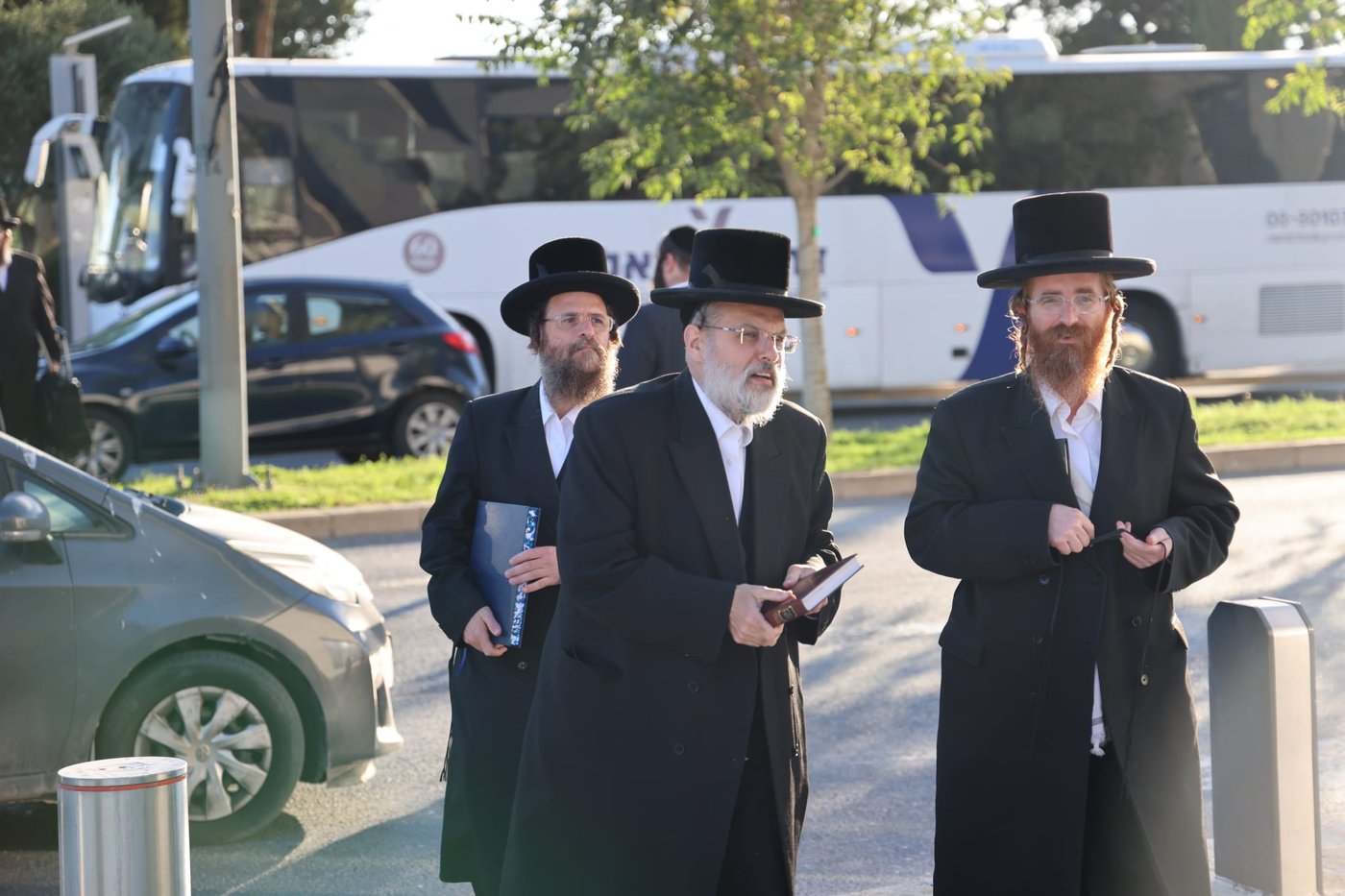 עם גמרות, חברותות ושלטים: הפגנת ויז'ניץ מרכז מול משרד היועמ"שית 