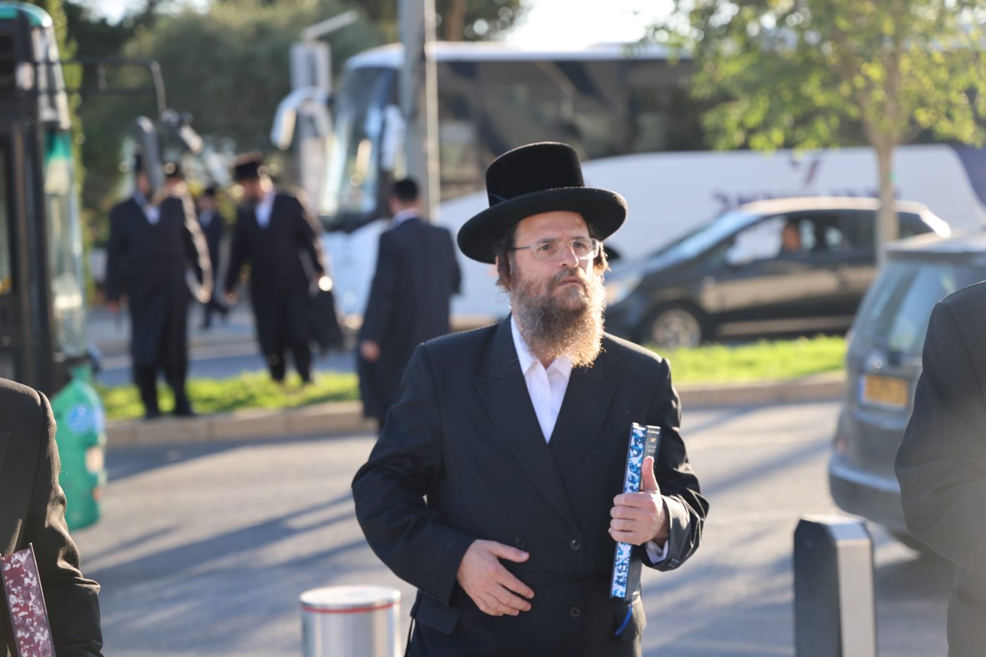 עם גמרות, חברותות ושלטים: הפגנת ויז'ניץ מרכז מול משרד היועמ"שית 