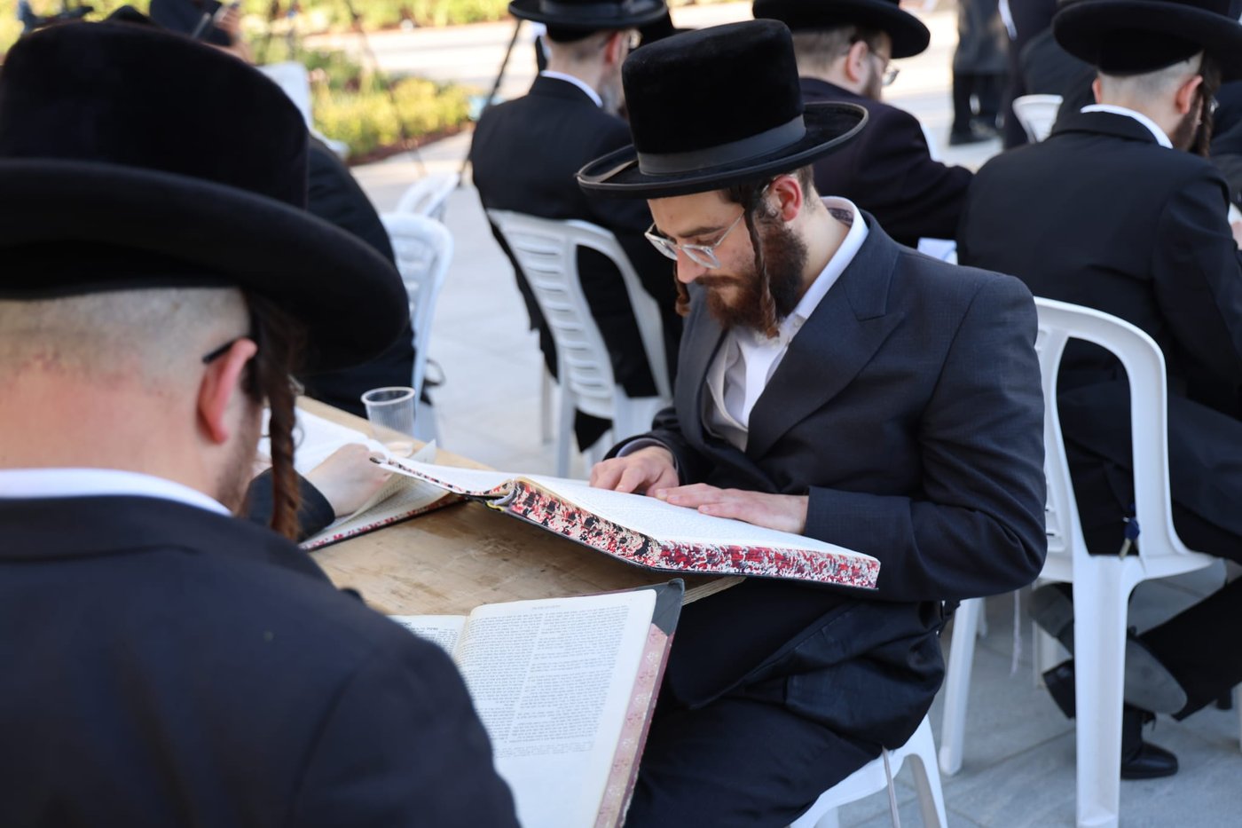 עם גמרות, חברותות ושלטים: הפגנת ויז'ניץ מרכז מול משרד היועמ"שית 