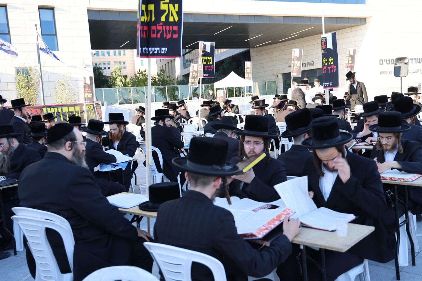 עם גמרות, חברותות ושלטים: הפגנת ויז'ניץ מרכז מול משרד היועמ"שית 