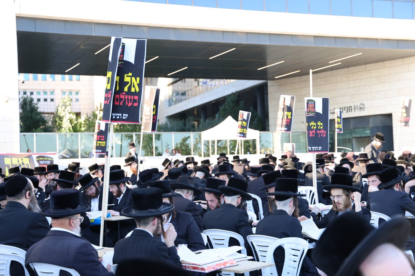 עם גמרות, חברותות ושלטים: הפגנת ויז'ניץ מרכז מול משרד היועמ"שית 