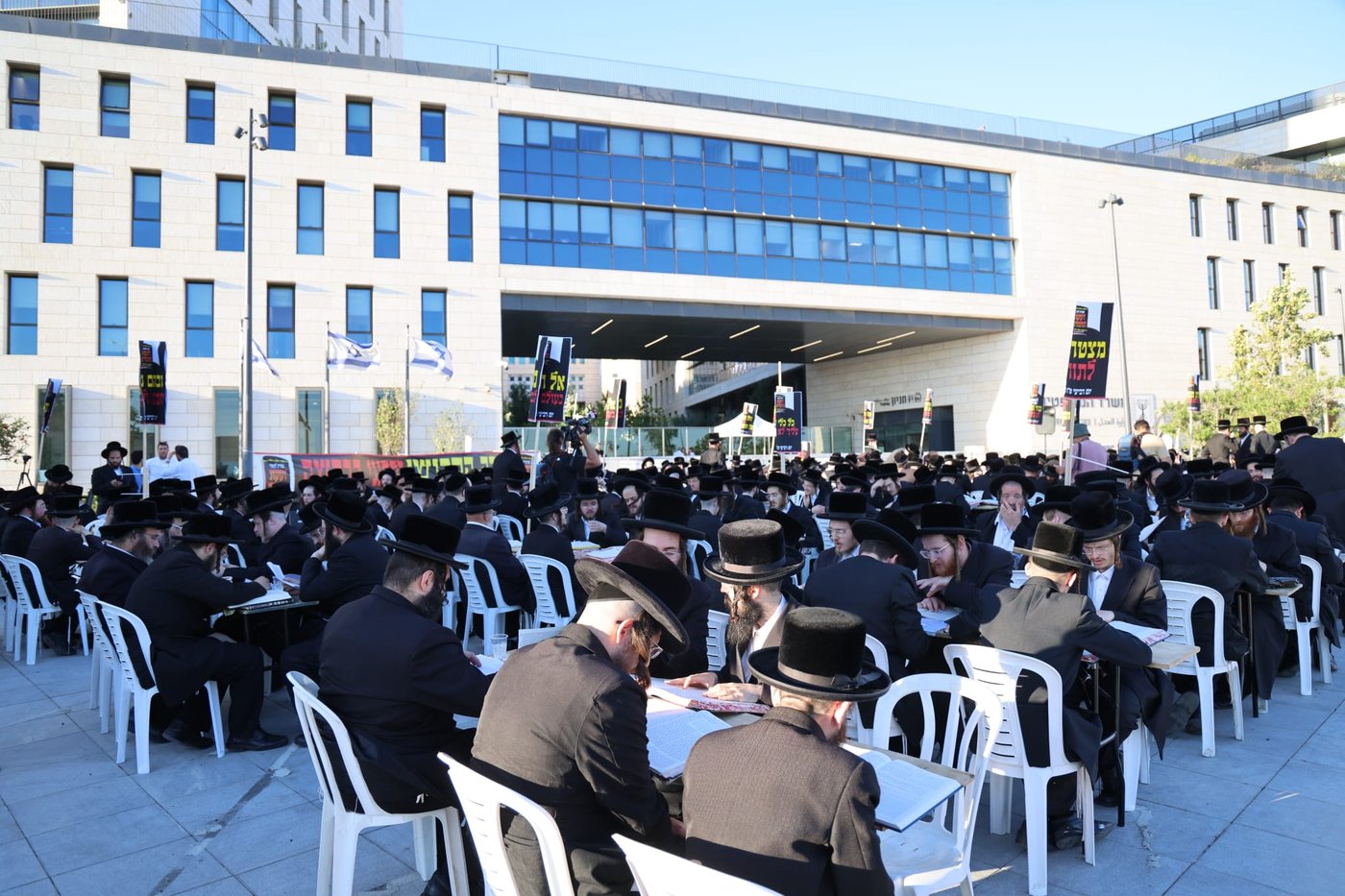 עם גמרות, חברותות ושלטים: הפגנת ויז'ניץ מרכז מול משרד היועמ"שית 