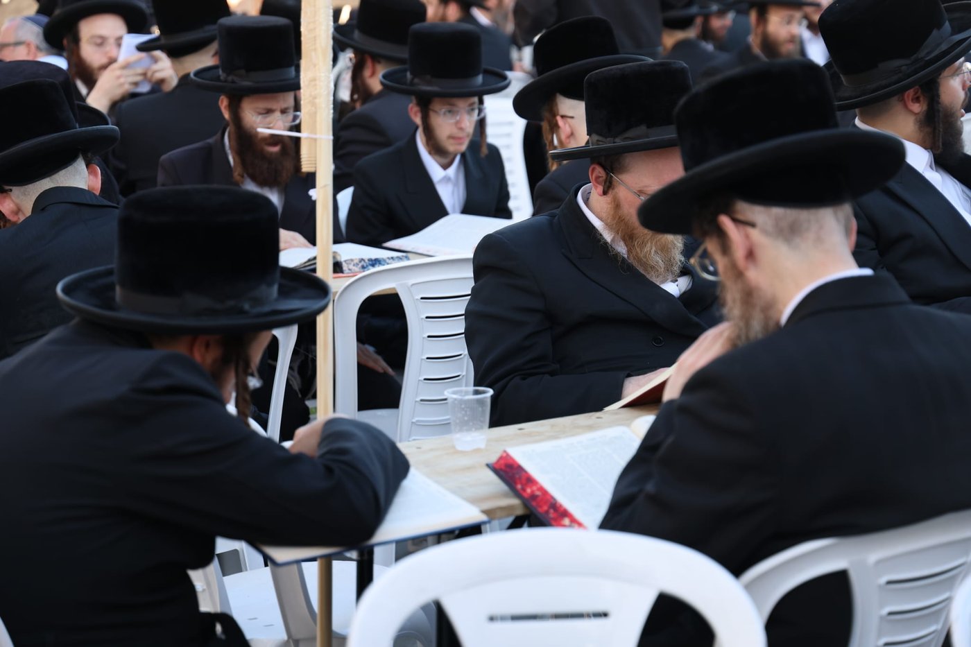 עם גמרות, חברותות ושלטים: הפגנת ויז'ניץ מרכז מול משרד היועמ"שית 