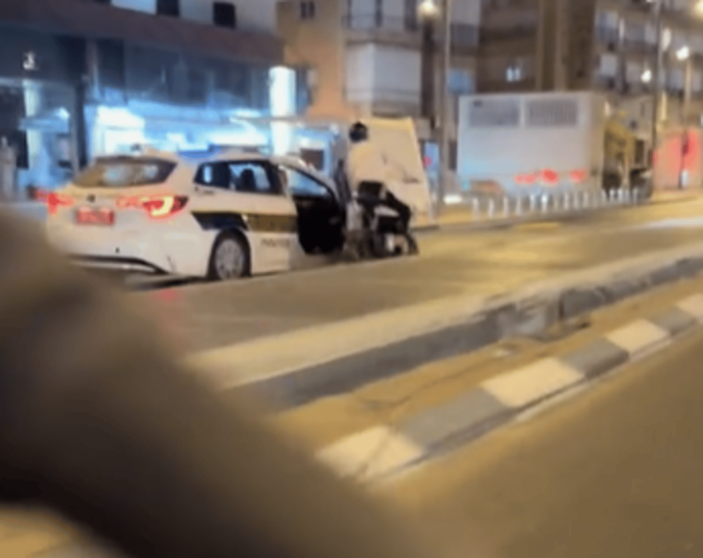 מרדף דרמטי בעיר החרדית: השוטרים פתחו את הדלת בניסיון להפיל את הרוכבים