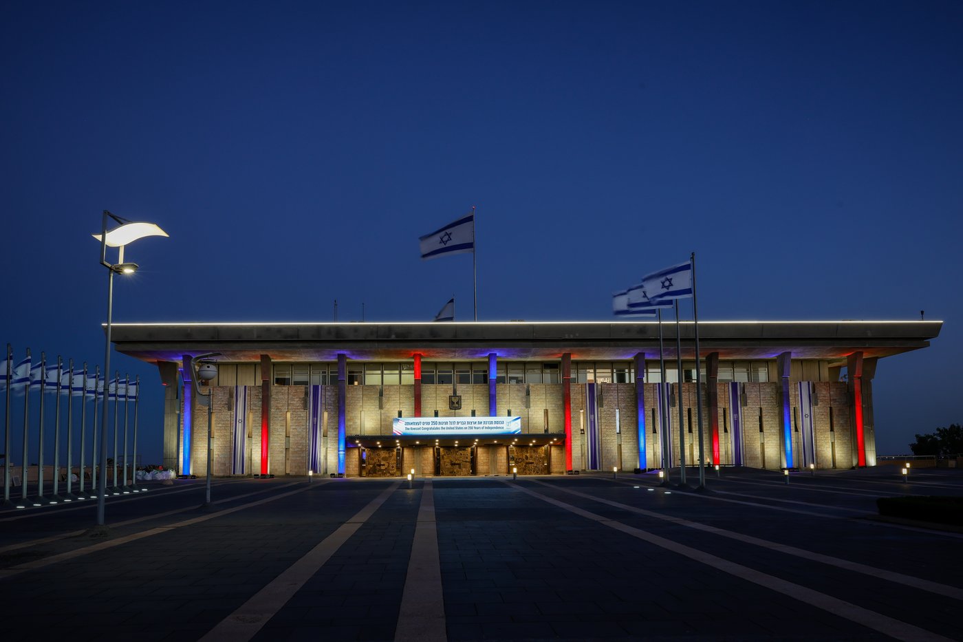 משכן הכנסת מואר בצבעים כחול, אדום ולבן - צבעי דגל ארה״ב