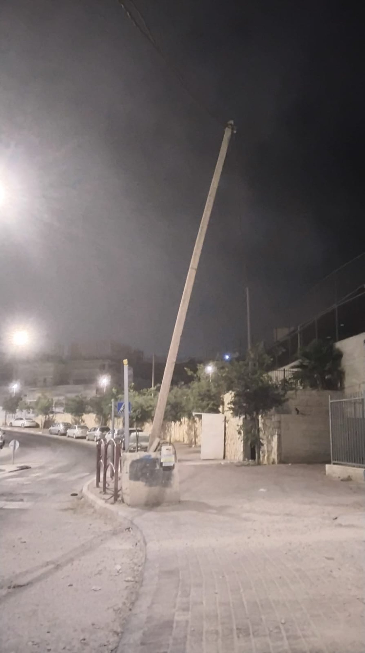 עמוד חשמל פיראטי בכניסה לתלמוד תורה שבו עוברים מאות תלמידים כל יום במעבר חצייה הזה נהרג השבוע ילד