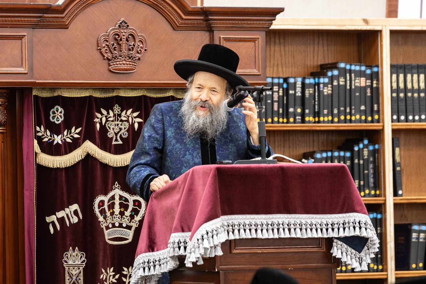 האדמו"ר מבאבוב 45 בביקור בקרב תלמידיו לפני צאתם לקאנטרי