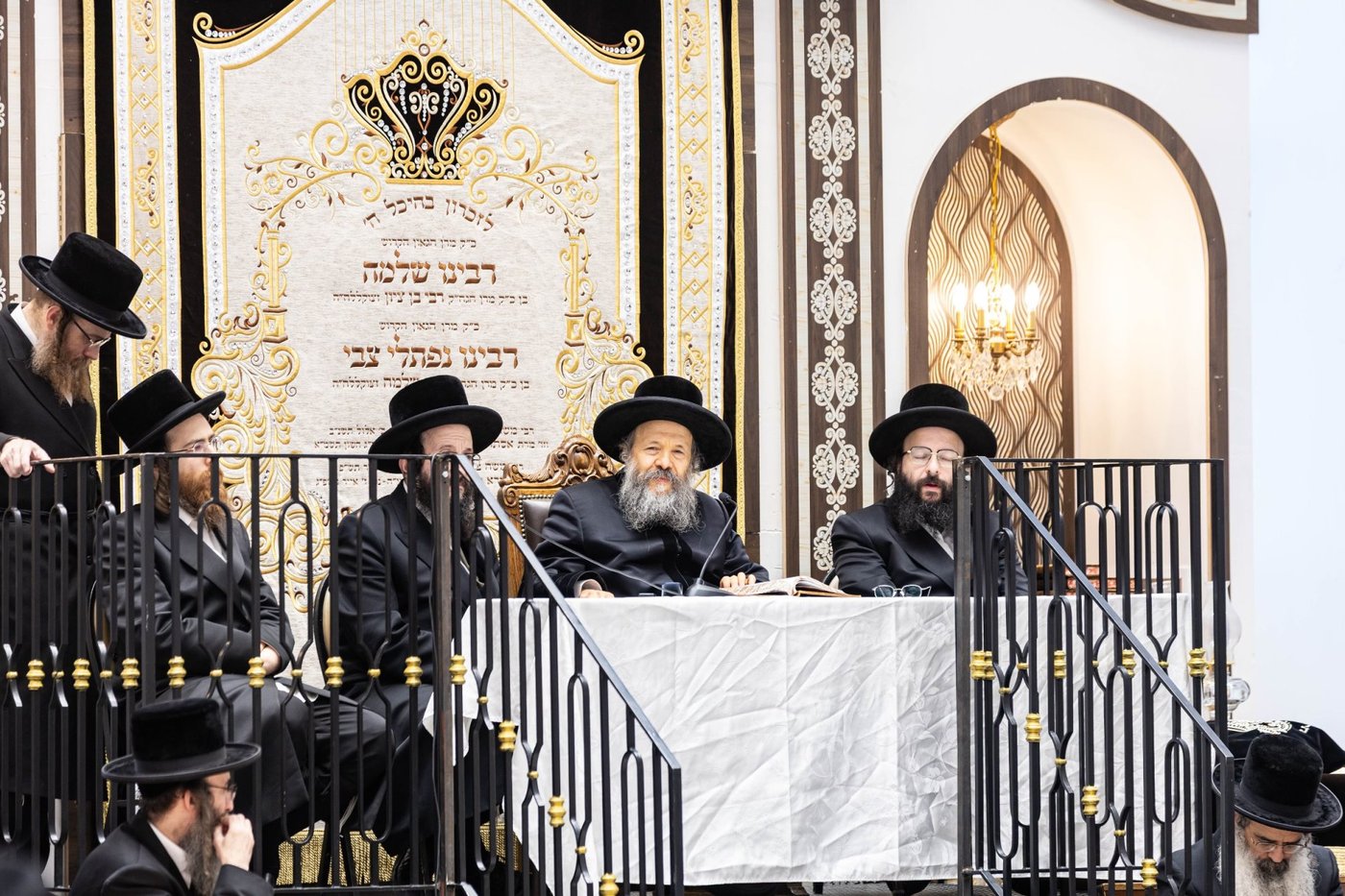 האדמו"ר מבאבוב 45 בביקור בקרב תלמידיו לפני צאתם לקאנטרי