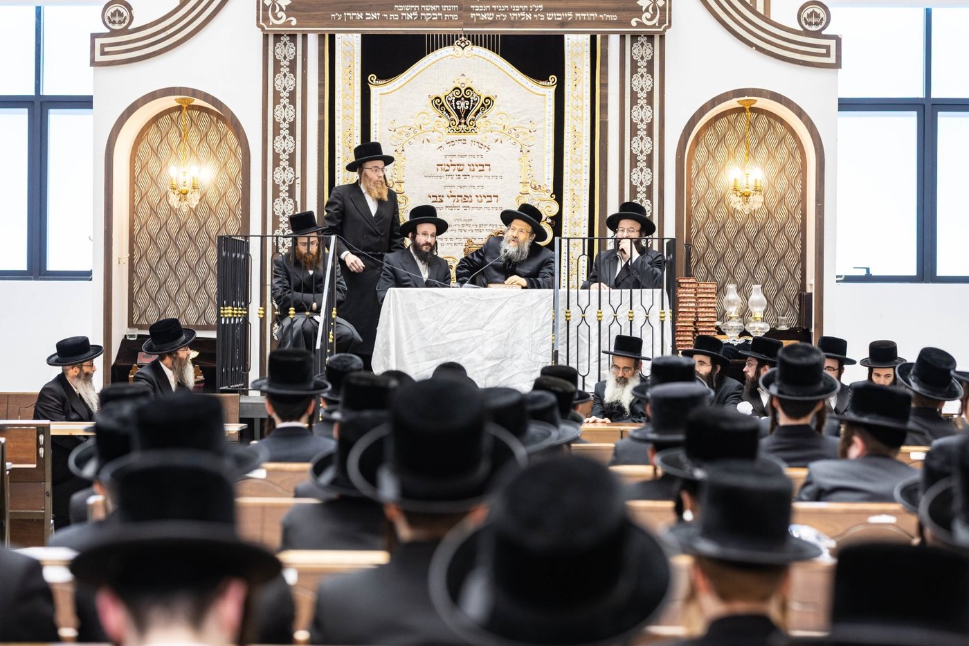 האדמו"ר מבאבוב 45 בביקור בקרב תלמידיו לפני צאתם לקאנטרי