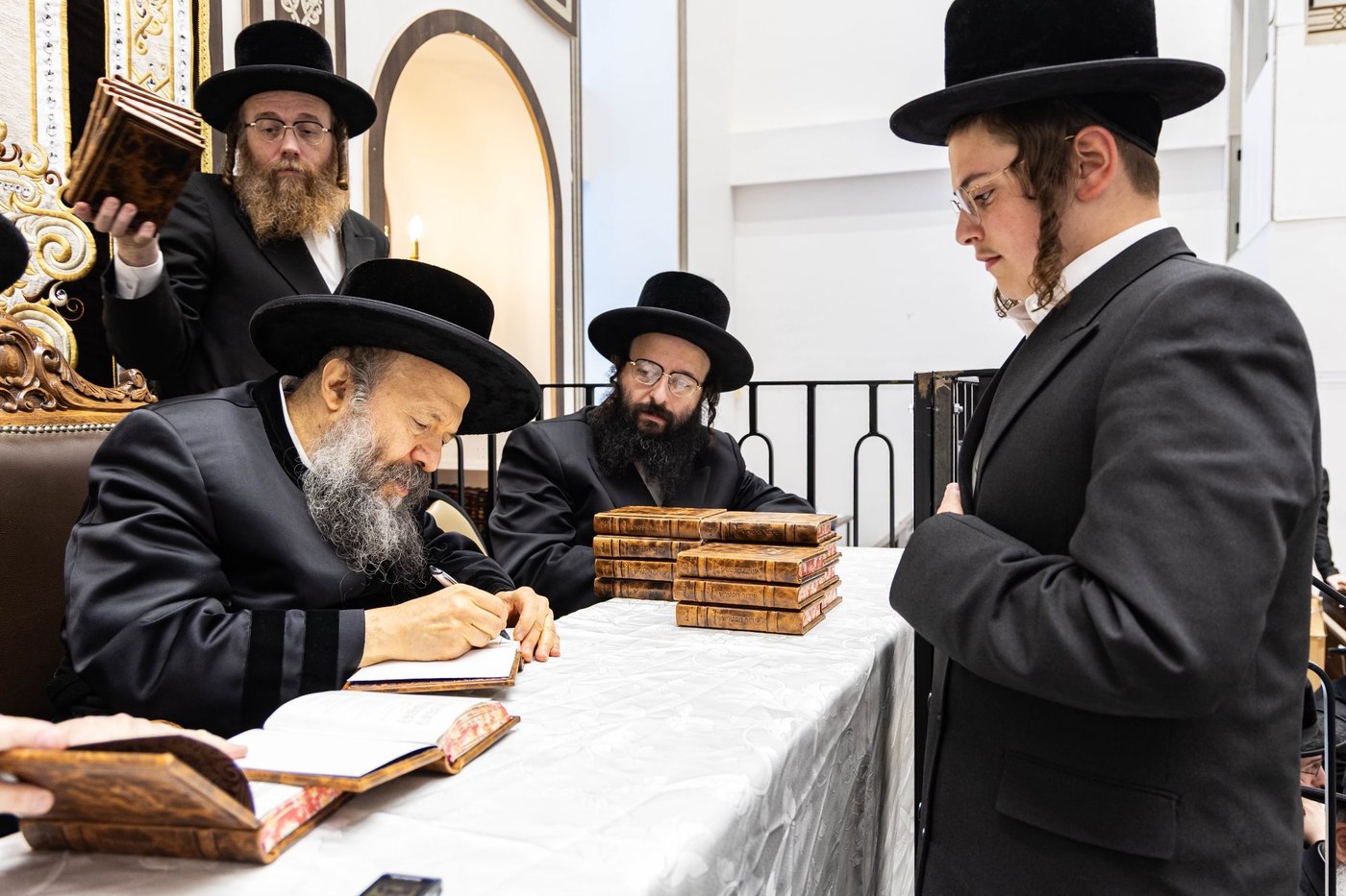האדמו"ר מבאבוב 45 בביקור בקרב תלמידיו לפני צאתם לקאנטרי