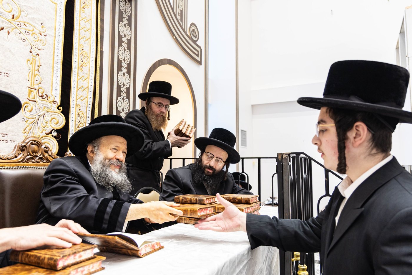 האדמו"ר מבאבוב 45 בביקור בקרב תלמידיו לפני צאתם לקאנטרי