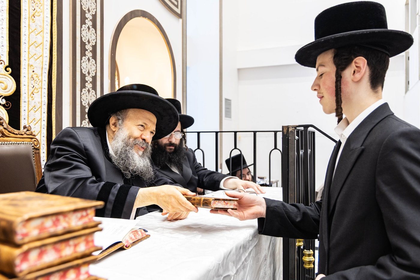 האדמו"ר מבאבוב 45 בביקור בקרב תלמידיו לפני צאתם לקאנטרי