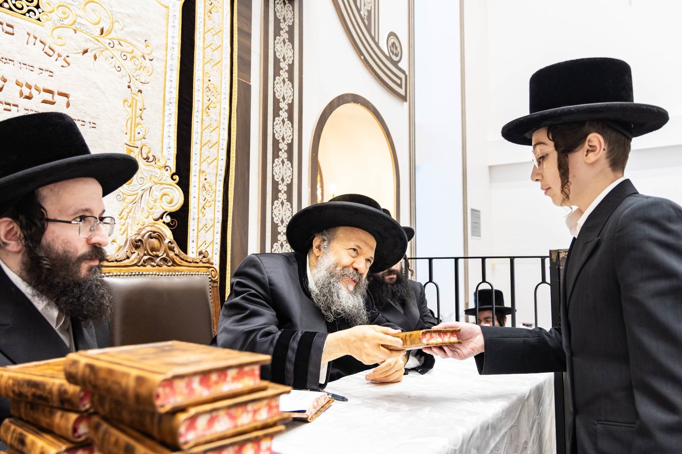 האדמו"ר מבאבוב 45 בביקור בקרב תלמידיו לפני צאתם לקאנטרי