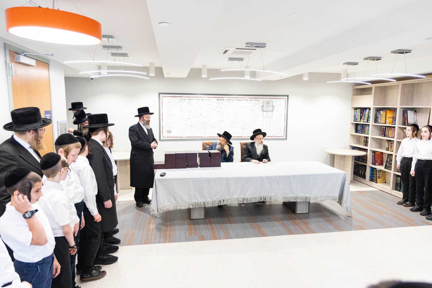 האדמו"ר מבאבוב 45 בביקור בקרב תלמידיו לפני צאתם לקאנטרי
