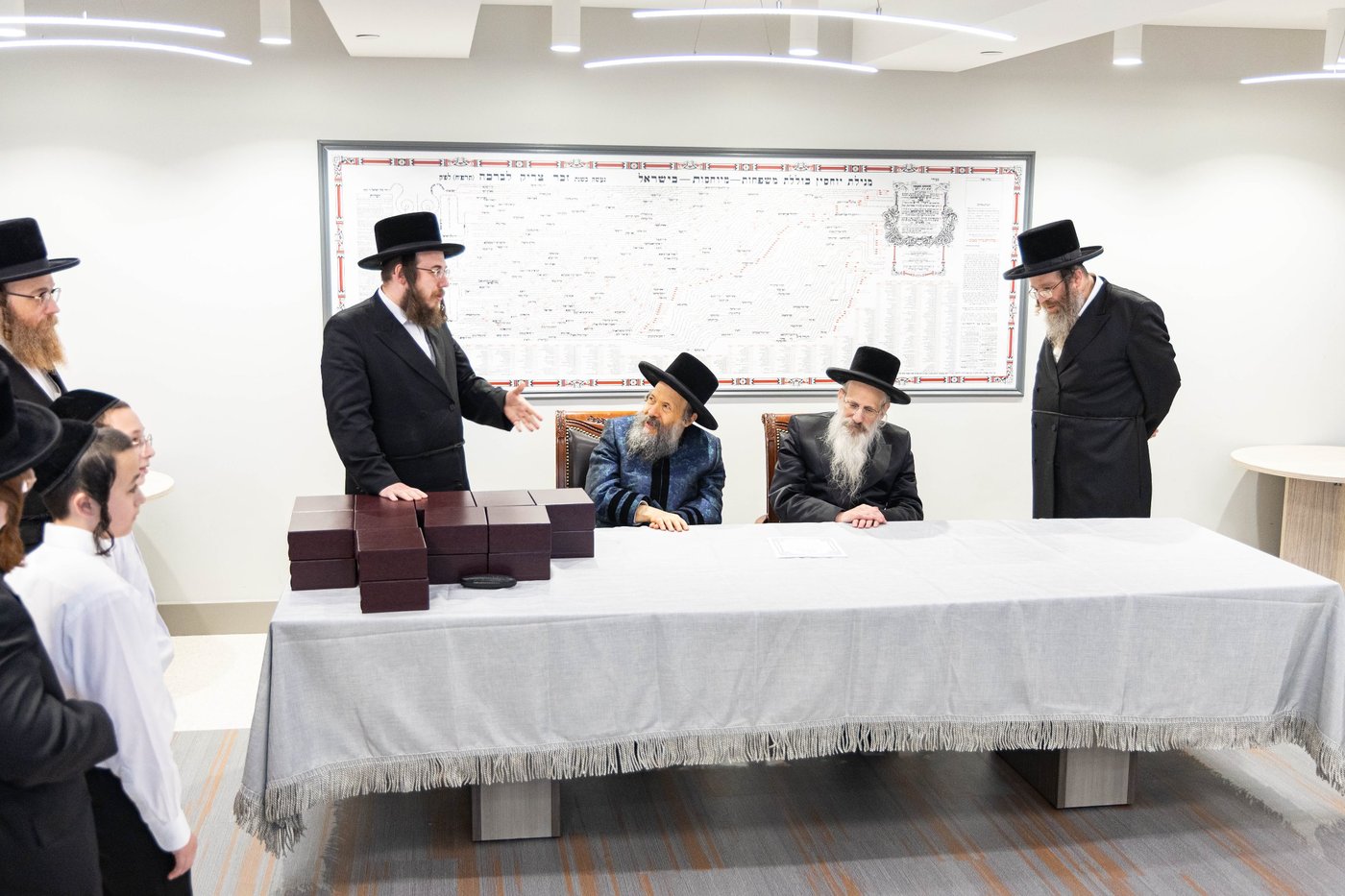 האדמו"ר מבאבוב 45 בביקור בקרב תלמידיו לפני צאתם לקאנטרי