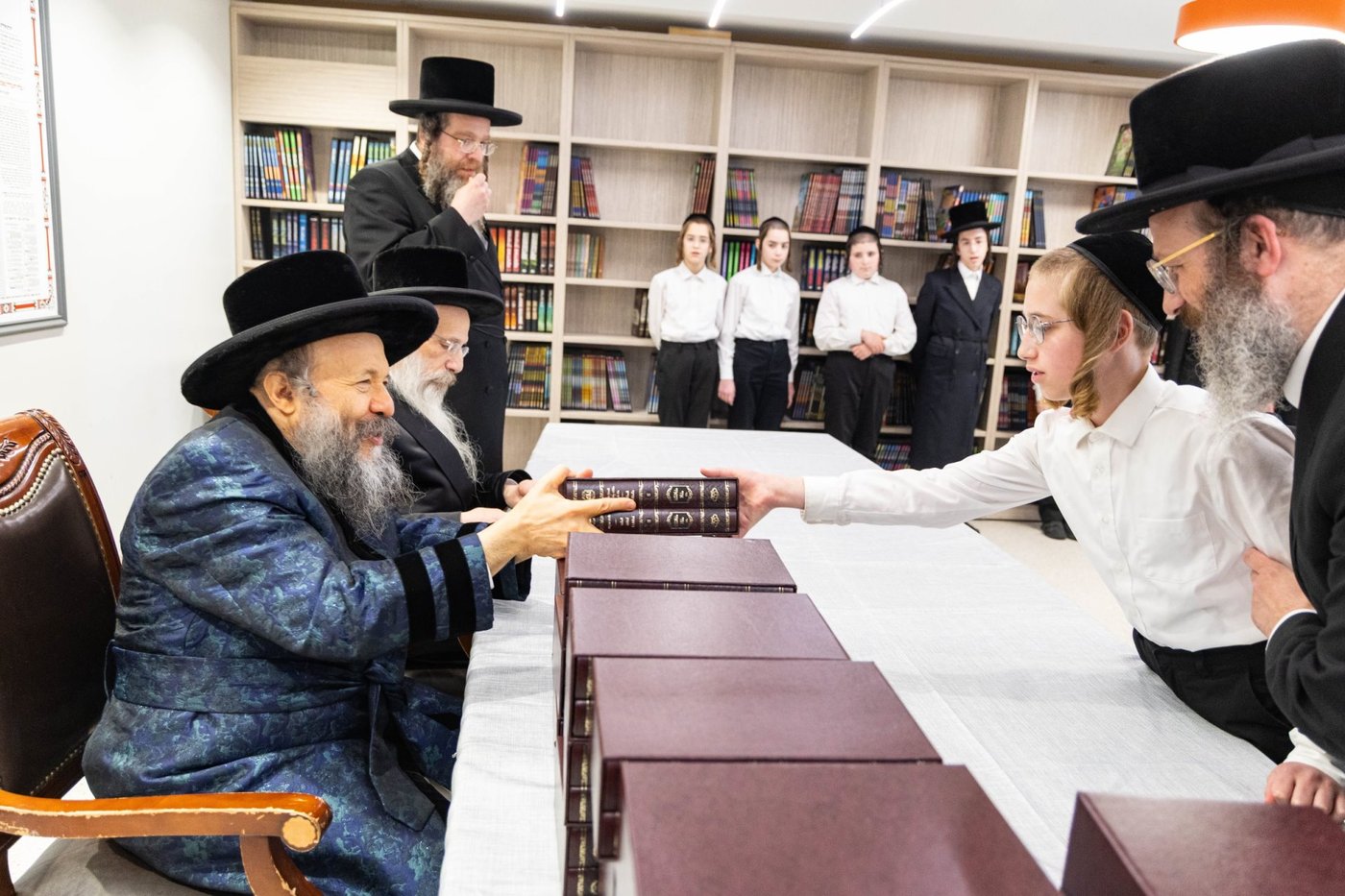 האדמו"ר מבאבוב 45 בביקור בקרב תלמידיו לפני צאתם לקאנטרי
