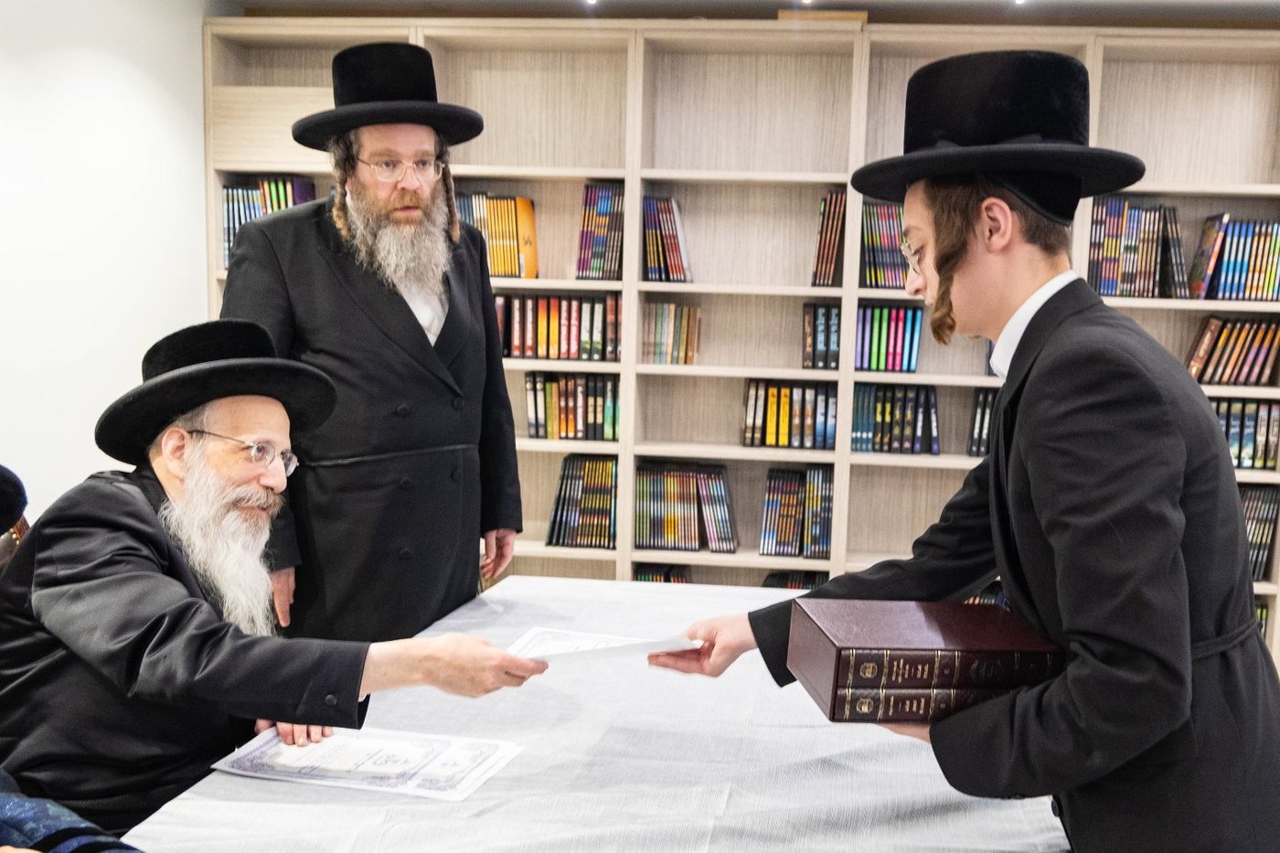 האדמו"ר מבאבוב 45 בביקור בקרב תלמידיו לפני צאתם לקאנטרי