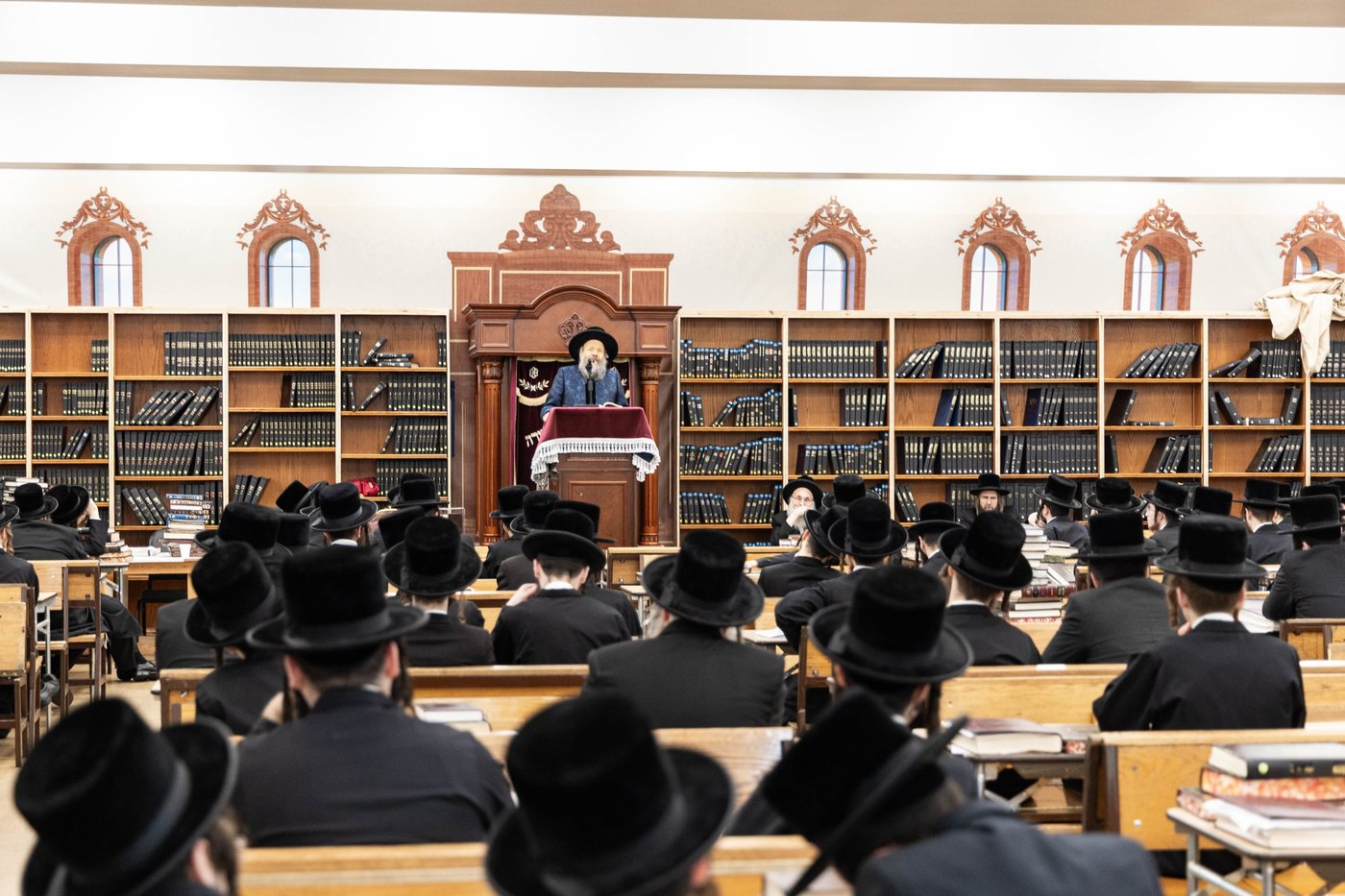 האדמו"ר מבאבוב 45 בביקור בקרב תלמידיו לפני צאתם לקאנטרי