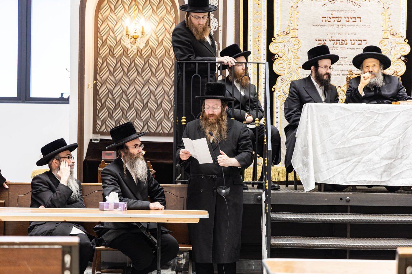 האדמו"ר מבאבוב 45 בביקור בקרב תלמידיו לפני צאתם לקאנטרי