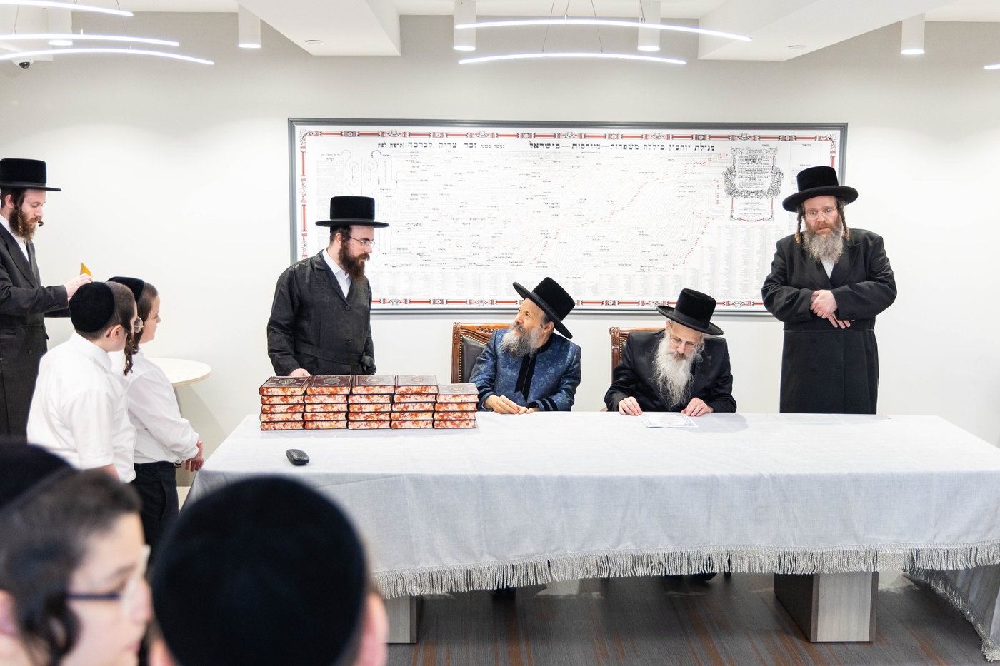 האדמו"ר מבאבוב 45 בביקור בקרב תלמידיו לפני צאתם לקאנטרי