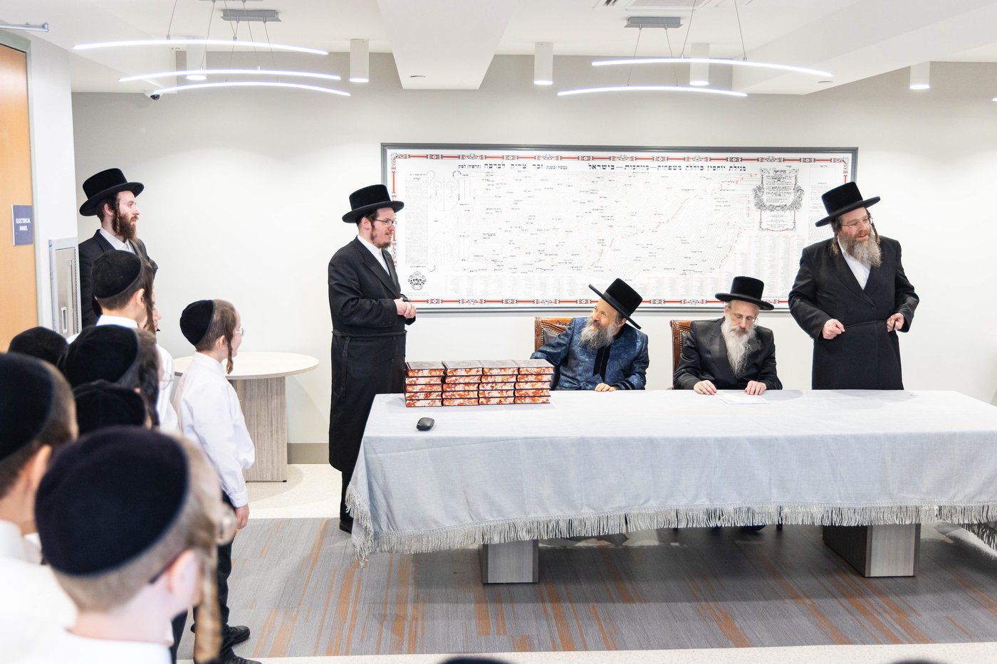 האדמו"ר מבאבוב 45 בביקור בקרב תלמידיו לפני צאתם לקאנטרי